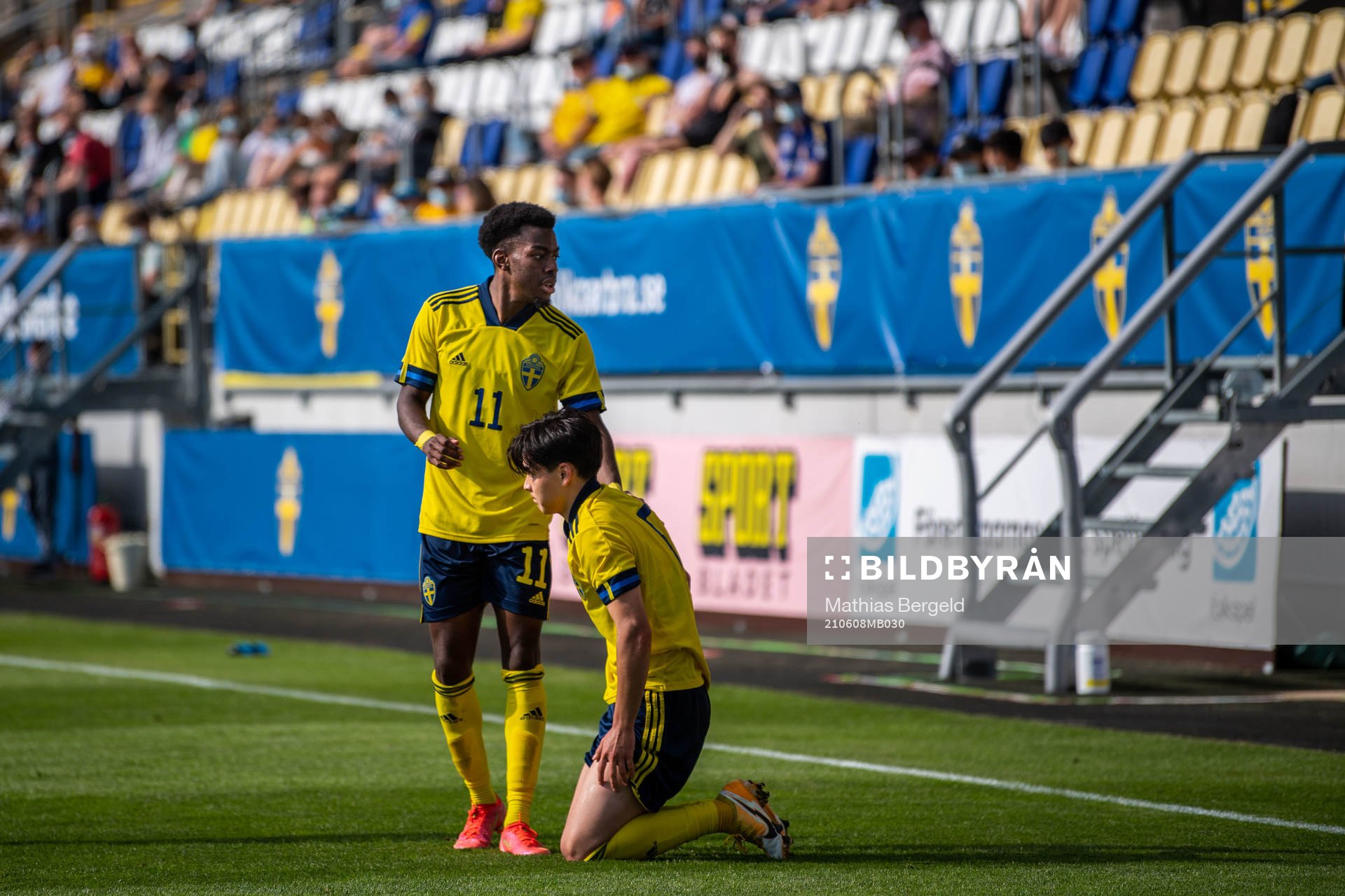 Anthony Elanga and Eric Kahl of Sweden