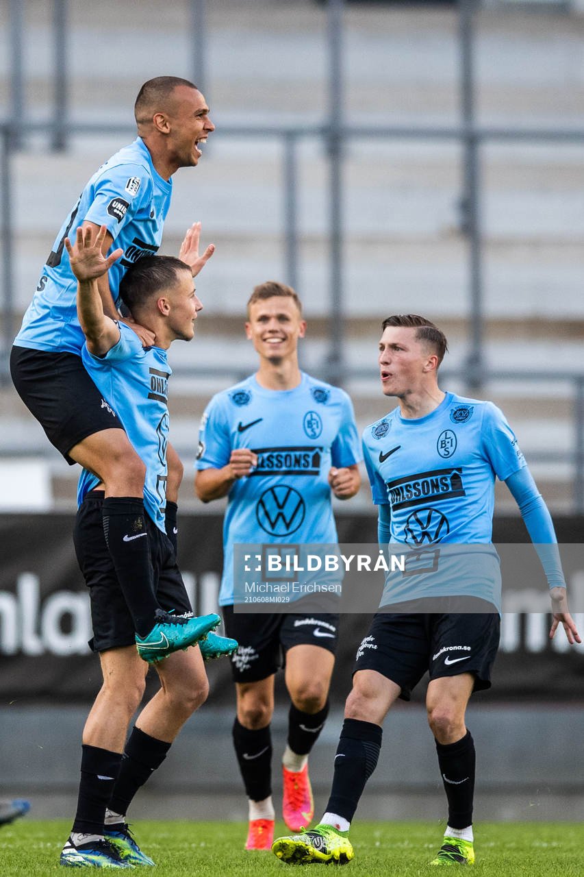 Landskronas Melker Heier jublar med lagkamrater efter 0-2 under fotbollsmatchen i Superettan mellan GAIS och Landskrona den 8 juni 2021 i Göteborg.