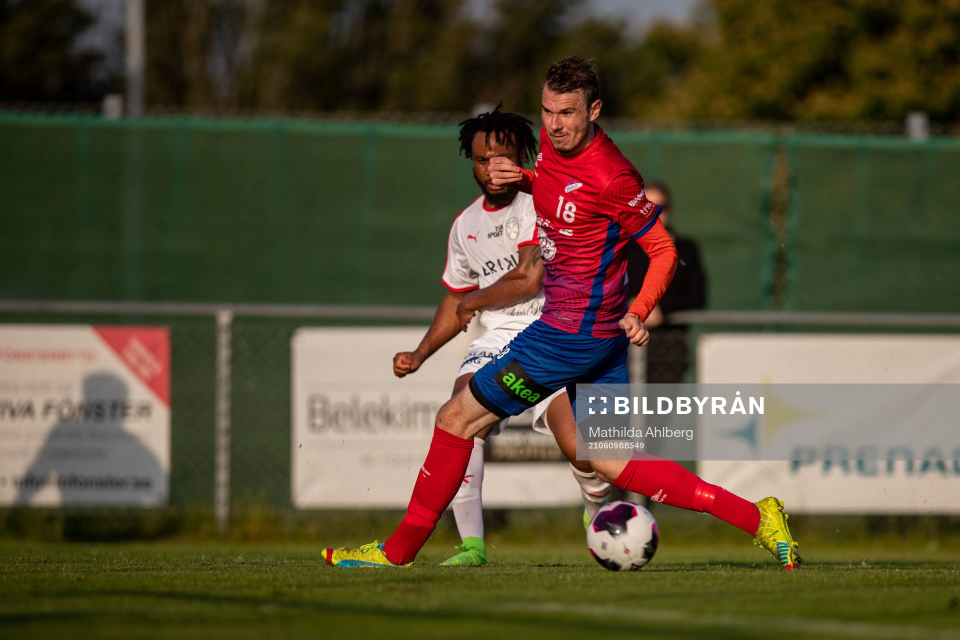 Assyriskas Desmond Richards och Höganäs Mattias Andersson under fotbollsmatchen i Division 2 mellan Höganäs och Assyriska BK den 9 juni 2021 i Höganäs .