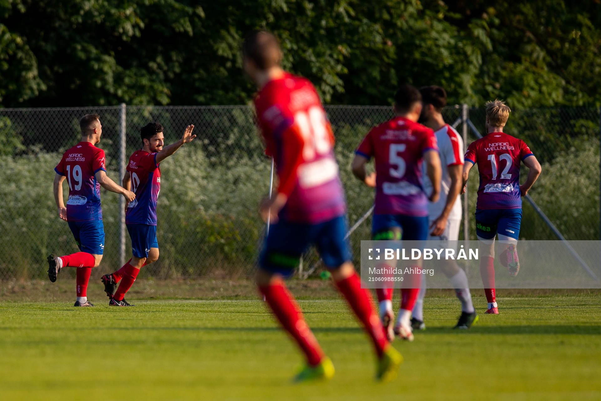 21060 Höganäs Radwan Shaker jublar med lagkamrater