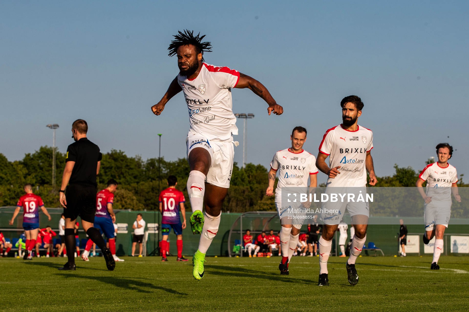 Assyriskas Desmond Richards jublar efter 1-1 under fotbollsmatchen i Division 2 mellan Höganäs och Assyriska BK den 9 juni 2021 i Höganäs .