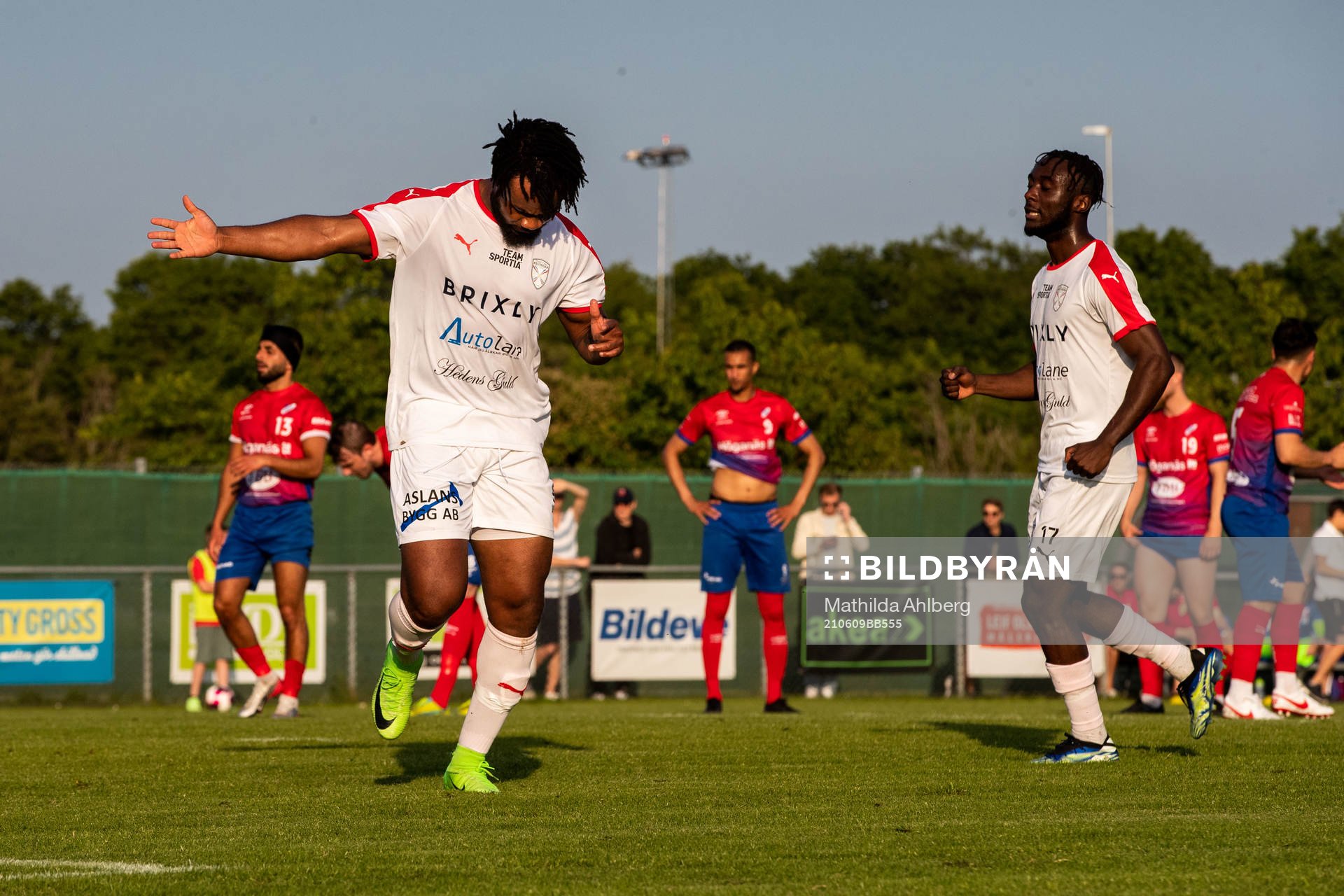 Assyriskas Desmond Richards jublar efter 1-1 under fotbollsmatchen i Division 2 mellan Höganäs och Assyriska BK den 9 juni 2021 i Höganäs .