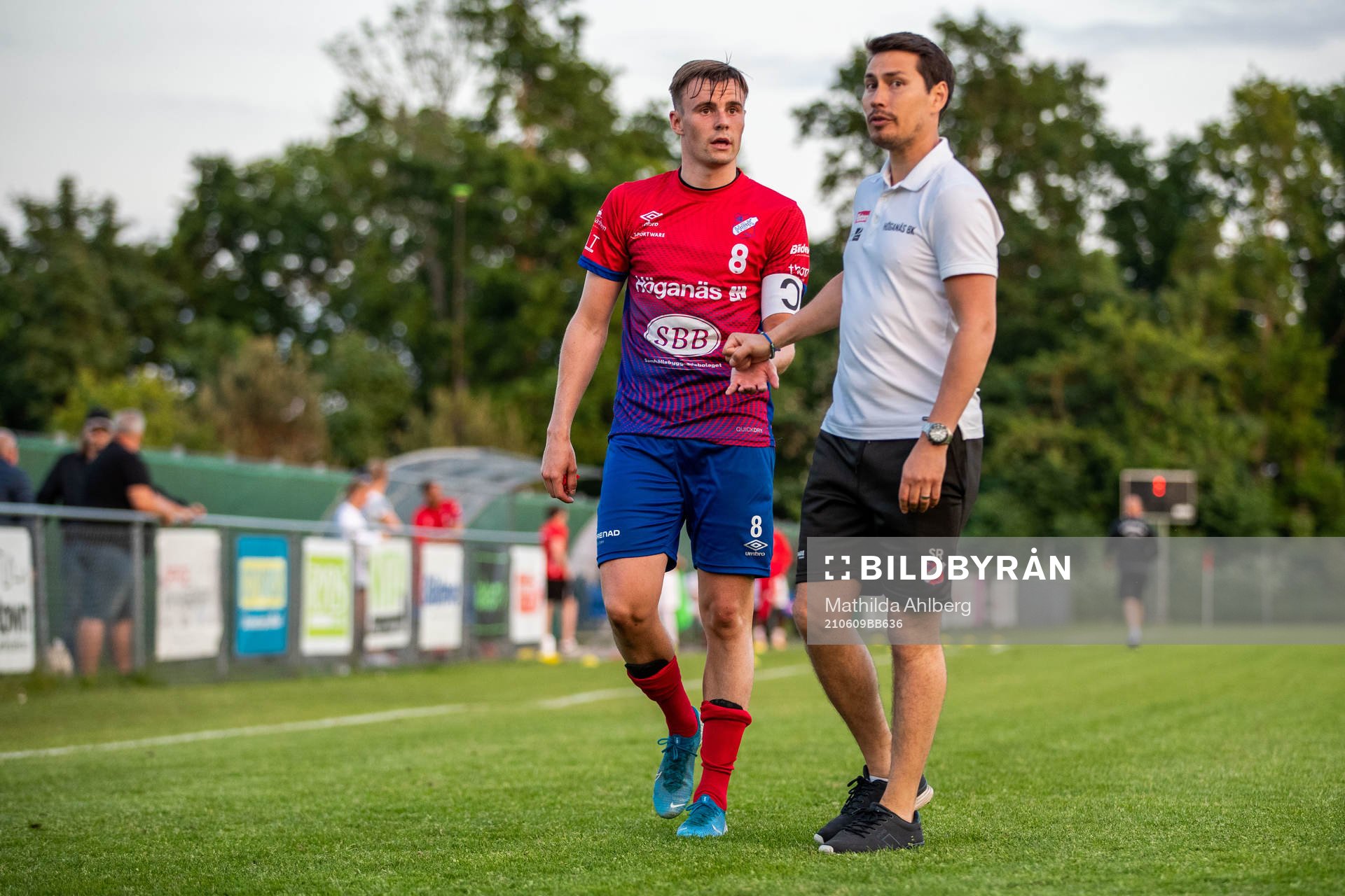 Höganäs Oskar Lindblom och tränare Stefan Ramsten efter fotbollsmatchen i Division 2 mellan Höganäs och Assyriska BK den 9 juni 2021 i Höganäs .