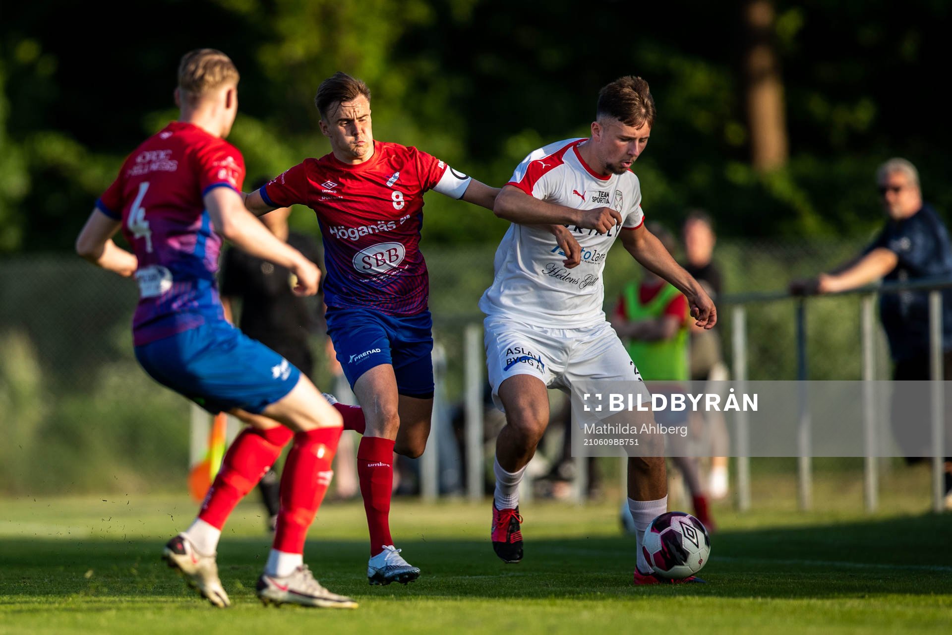 Höganäs Oskar Lindblom och Assyriskas Kenan Karaduz