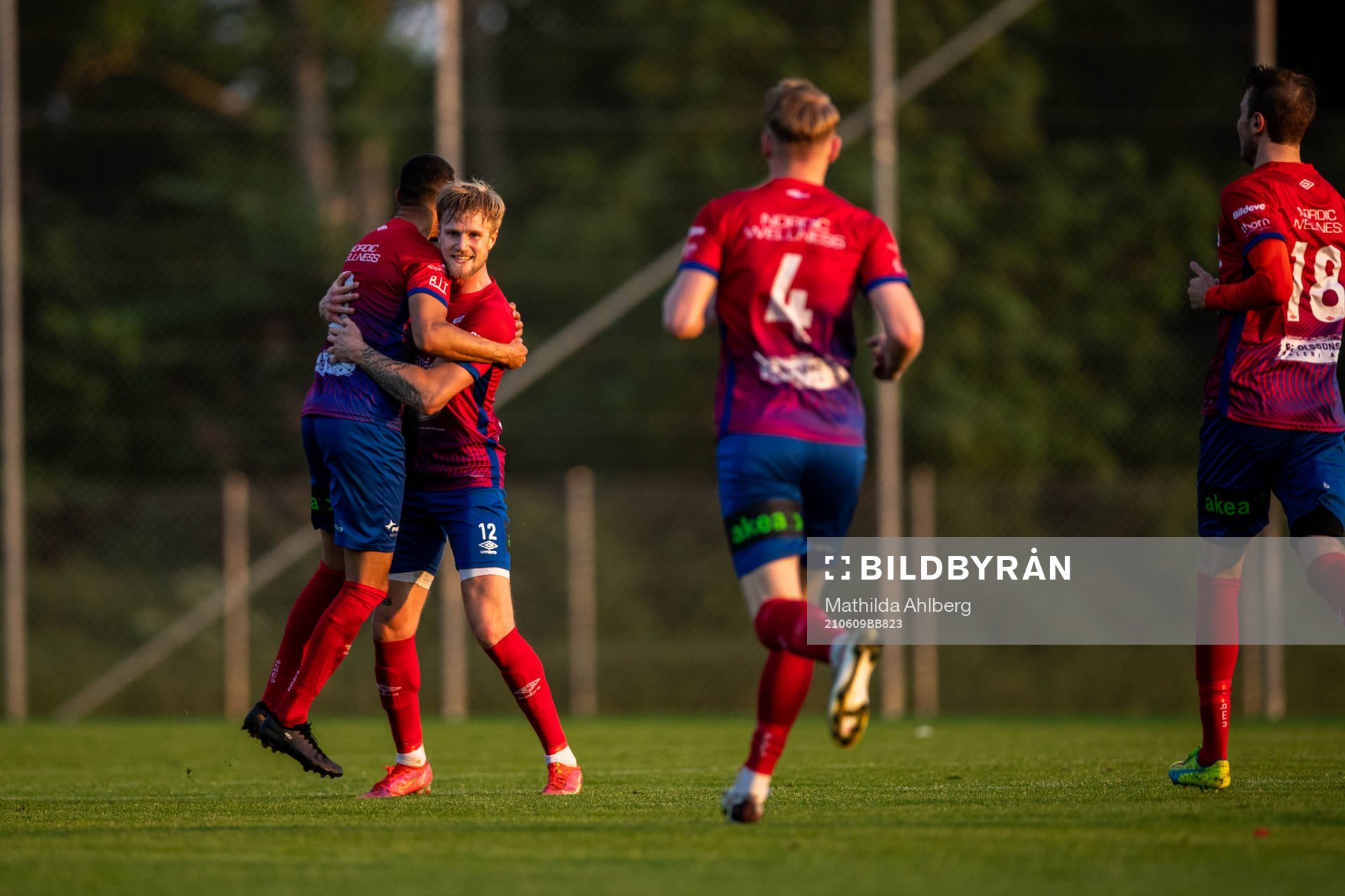 Höganäs Oliver Henneberg Bech jublar med lagkamrater under fotbollsmatchen i Division 2 mellan Höganäs och Assyriska BK den 9 juni 2021 i Höganäs .