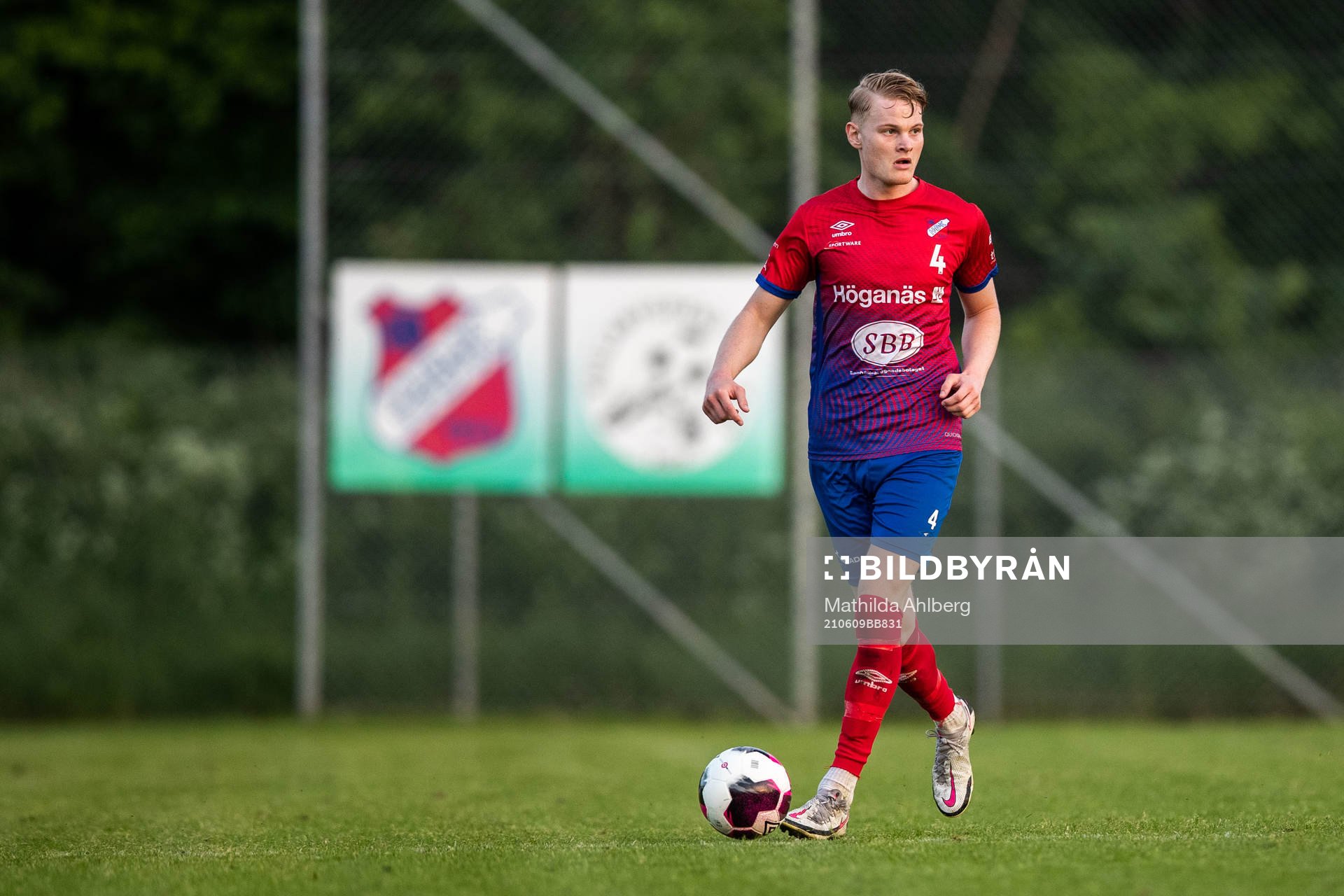Höganäs Jack Blomqvist under fotbollsmatchen i Division 2 mellan Höganäs och Assyriska BK den 9 juni 2021 i Höganäs . 