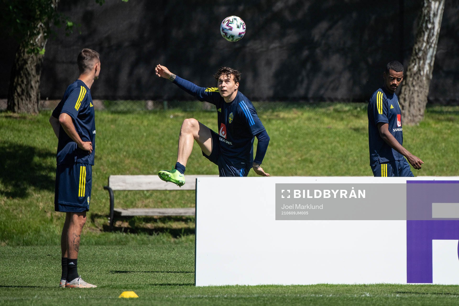 Victor Nilsson Lindelöf and Alexander Isak of the Swedish