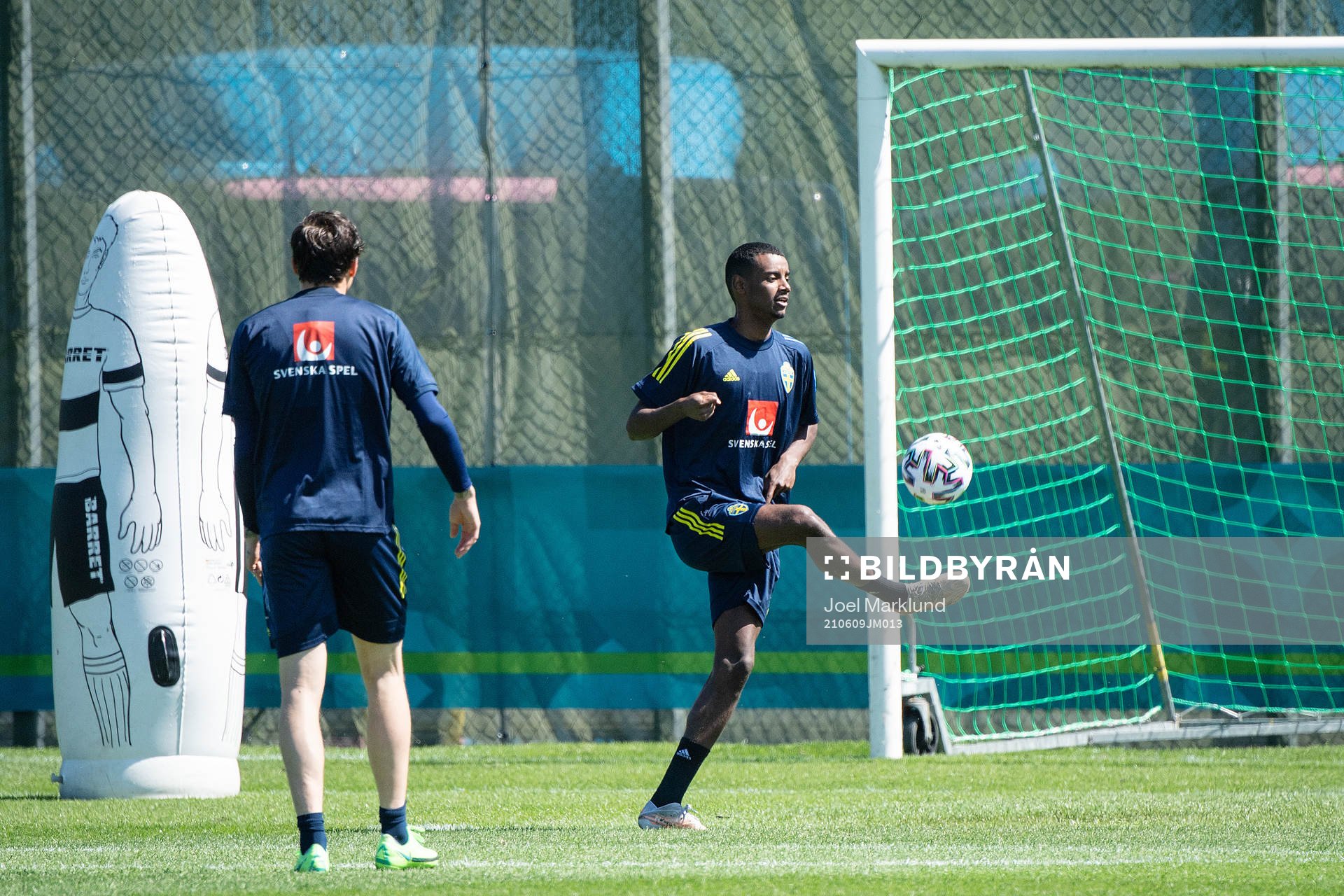 Victor Nilsson Lindelöf and Alexander Isak  of the Swedish