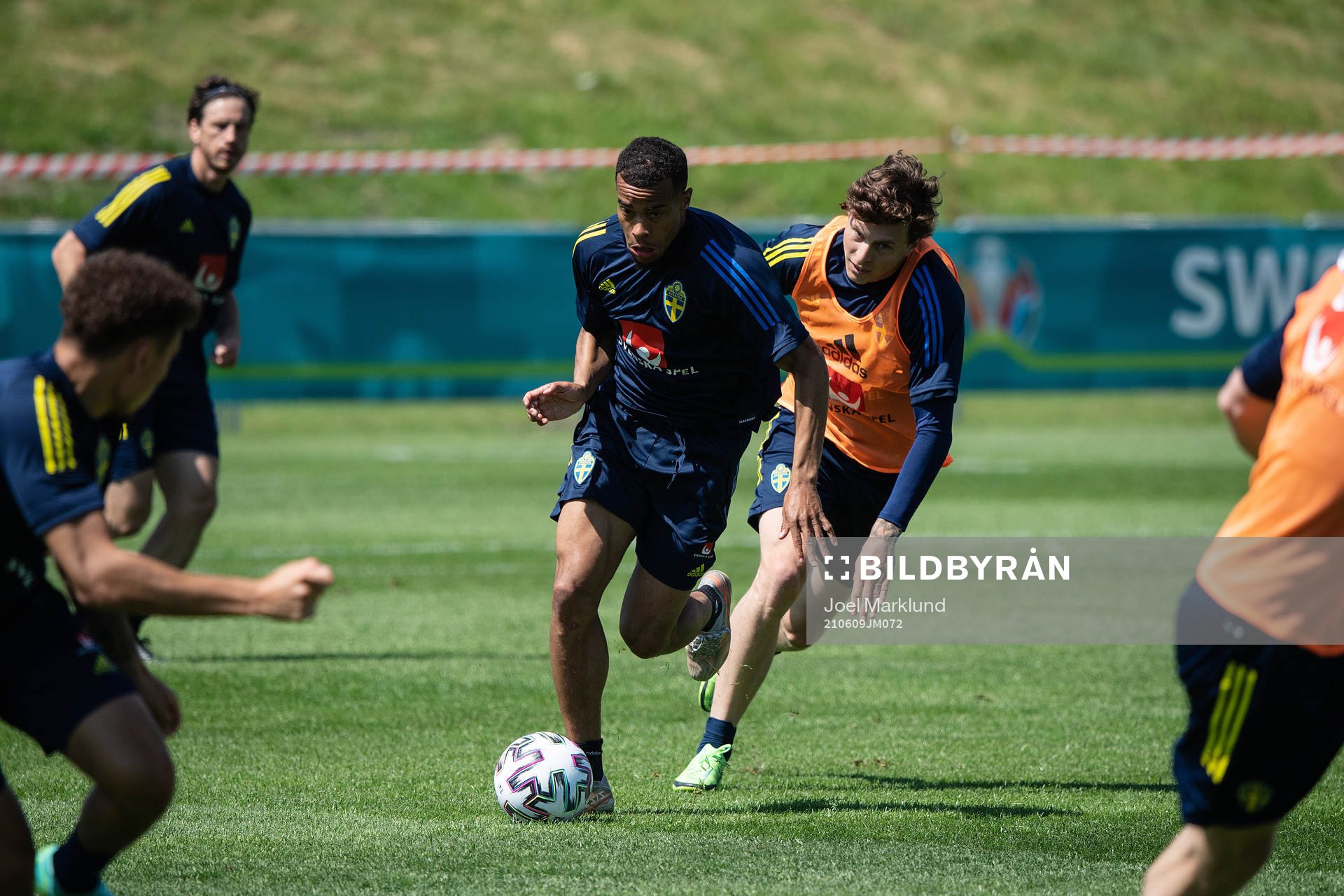 Robin Quaison and Victor Nilsson Lindelöf of the Swedish