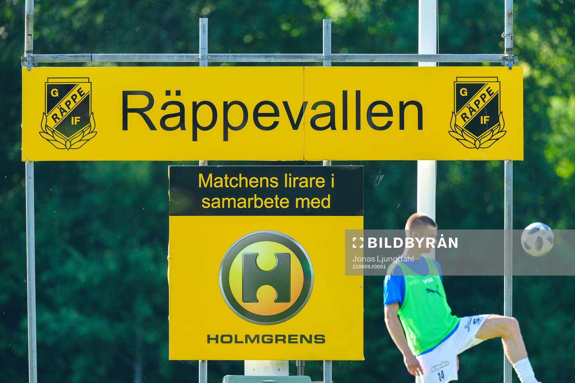Skylt för Räppevallen före fotbollsmatchen i division 2