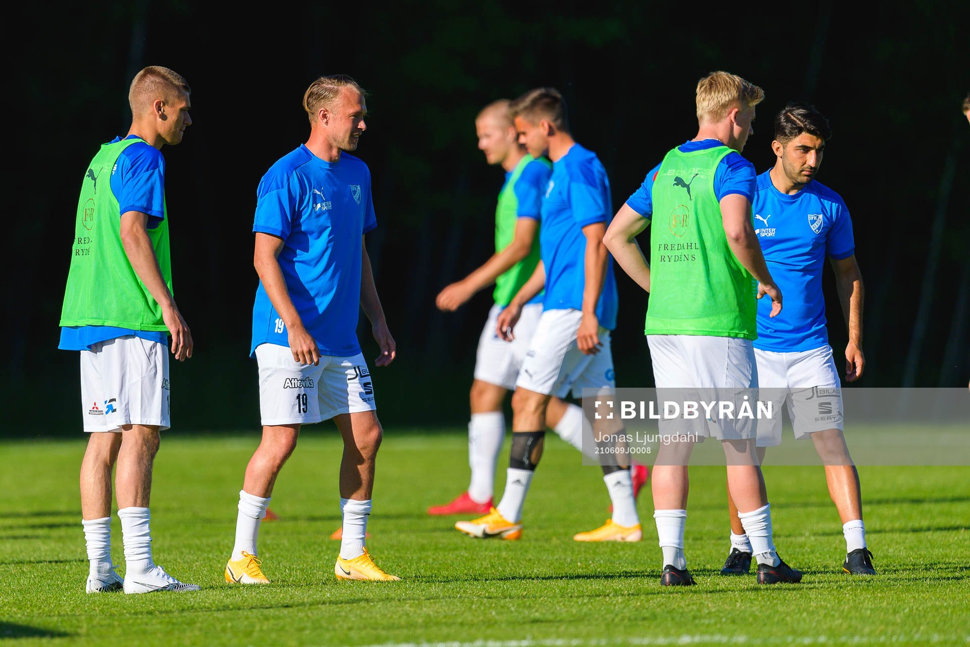 Bergas spelare värmer upp före fotbollsmatchen i division