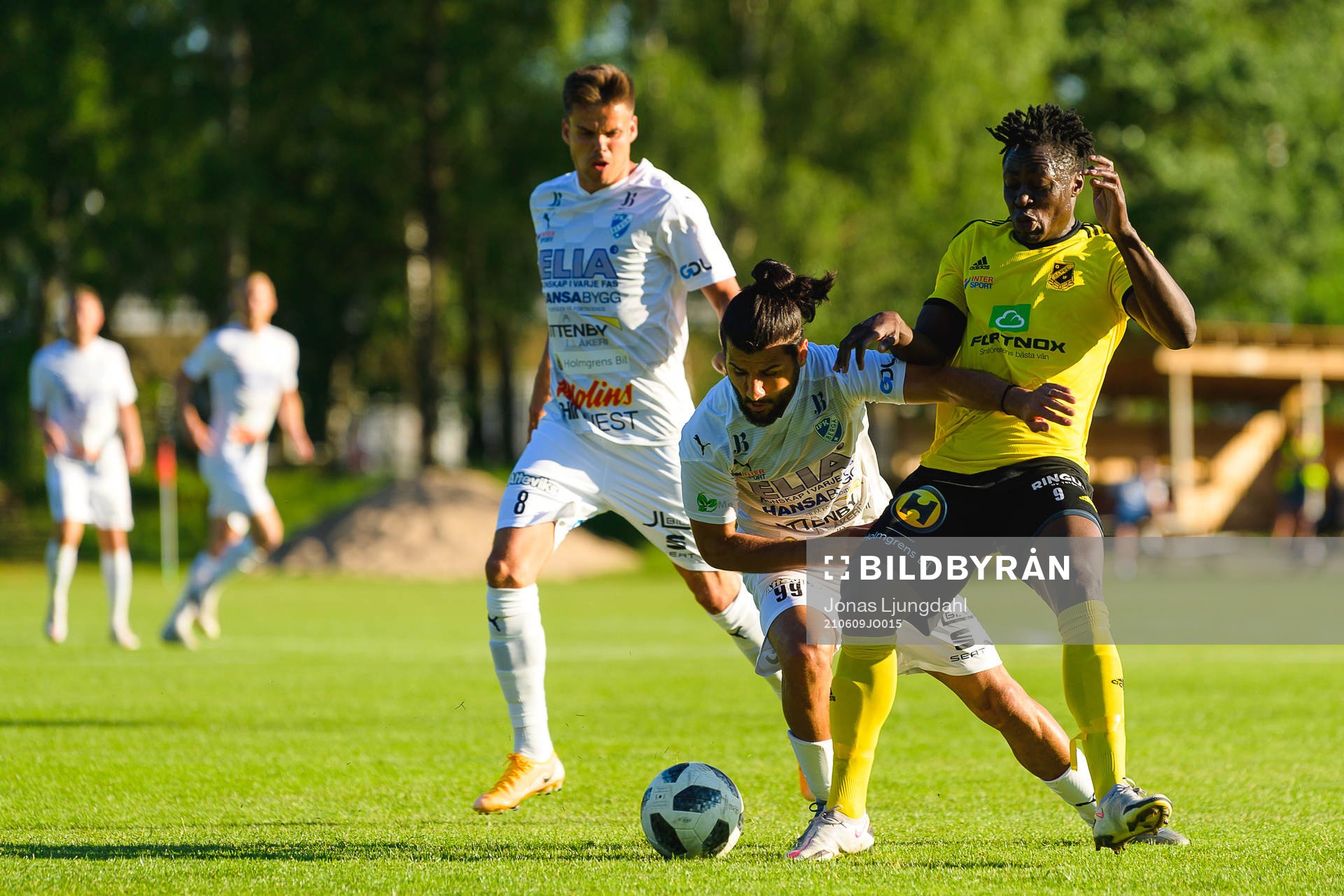 Bergas Peiman Eliassi i kamp med Räppes Julius Bakkabulindi under fotbollsmatchen i division 2 södra Götaland mellan Räppe och Berga den 9 juni 2021 i Växjö.
