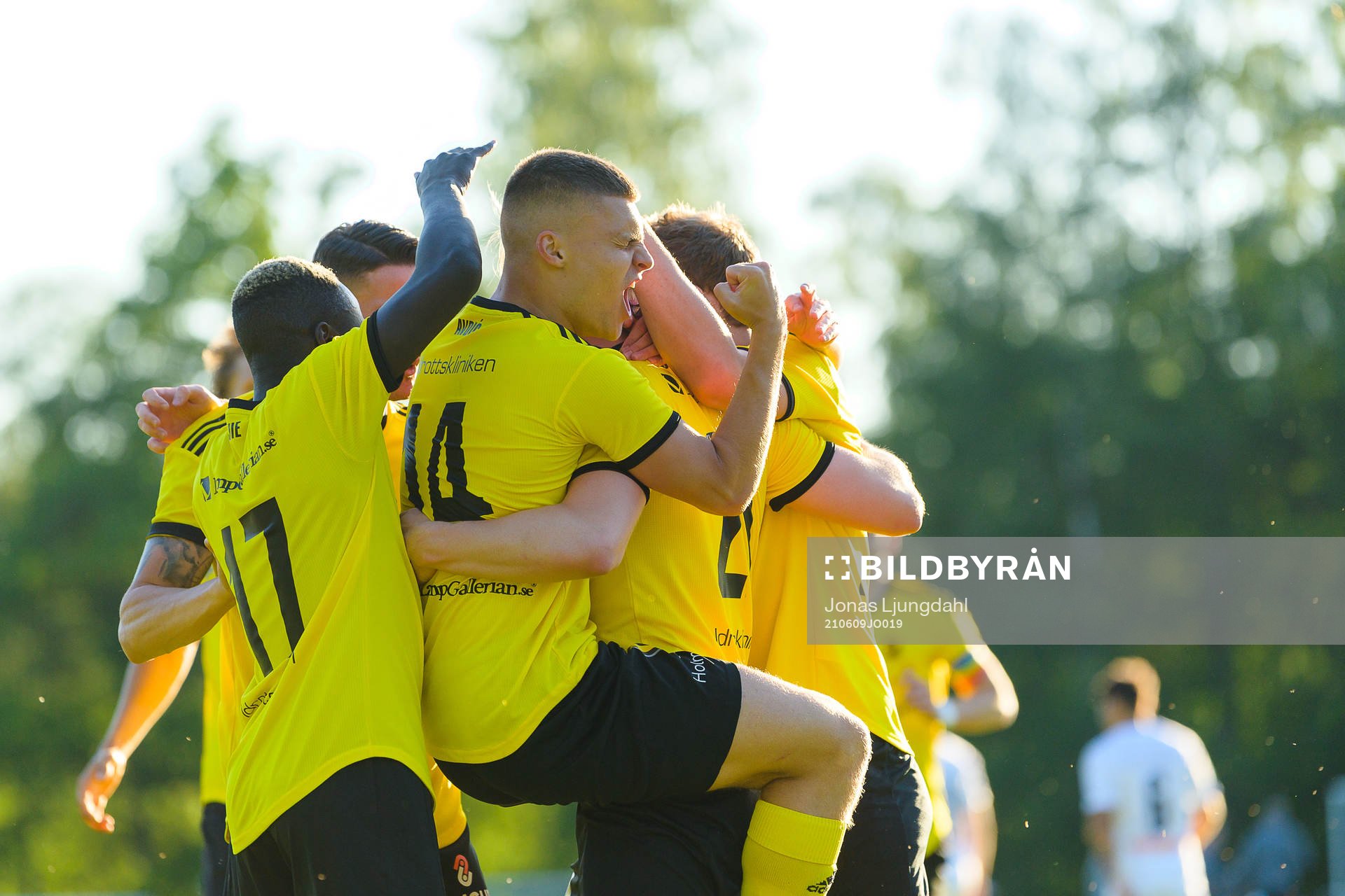 Räppes Momodou Njie, Emir Avdic, och Oskar Gabrielsson jublar efter mål 1-0 under fotbollsmatchen i division 2 södra Götaland mellan Räppe och Berga den 9 juni 2021 i Växjö.