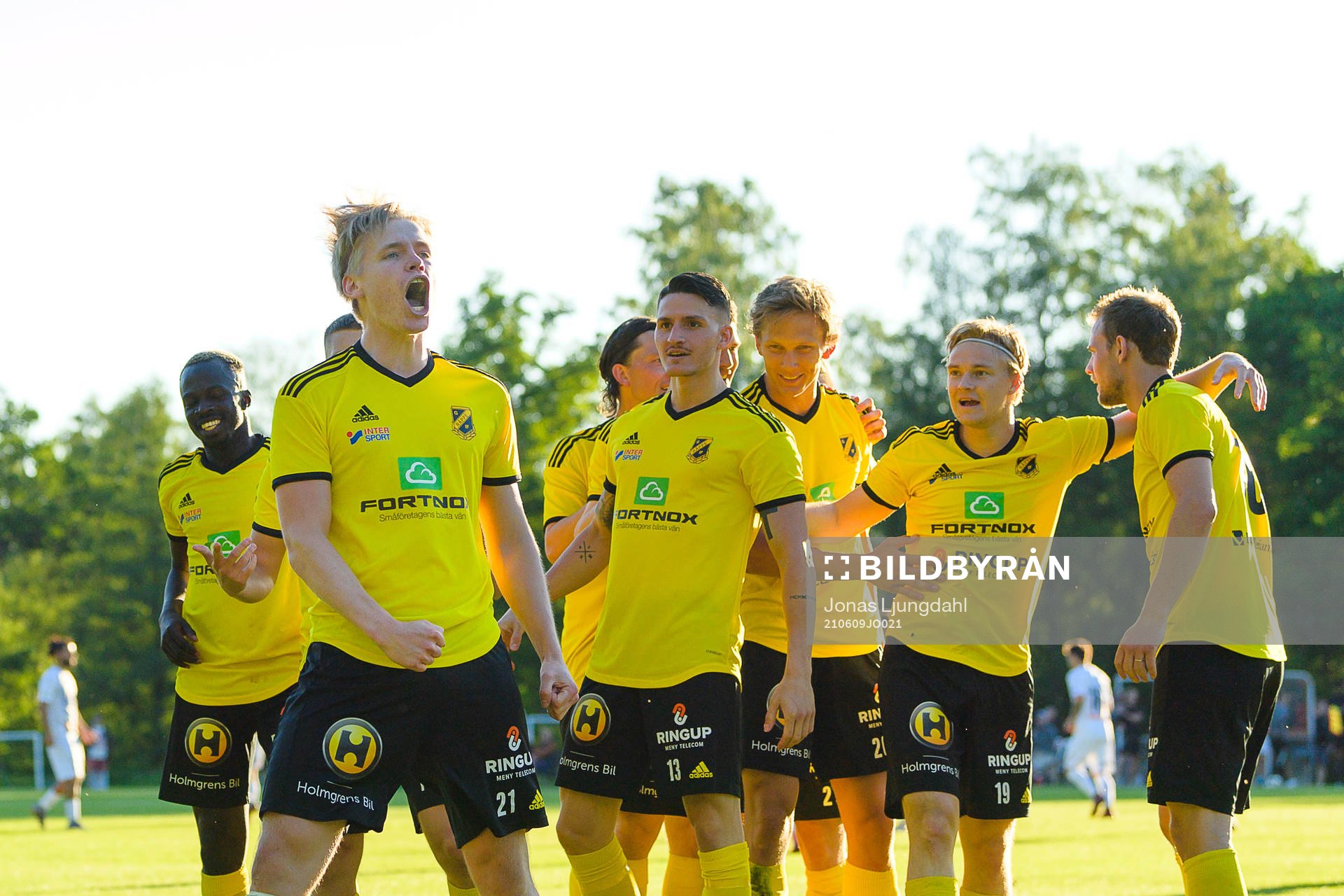 Räppes Oskar Gabrielsson jublar