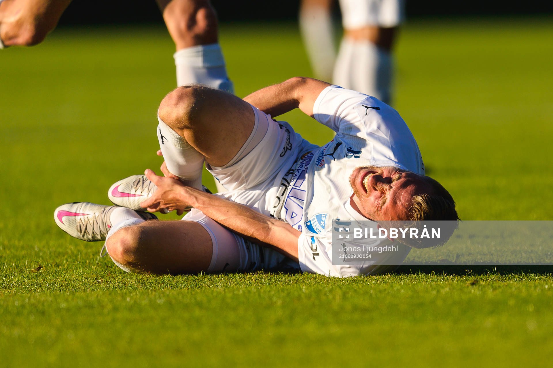 Bergas Joakim Karlsson har ont under fotbollsmatchen i division 2 södra Götaland mellan Räppe och Berga den 9 juni 2021 i Växjö. 