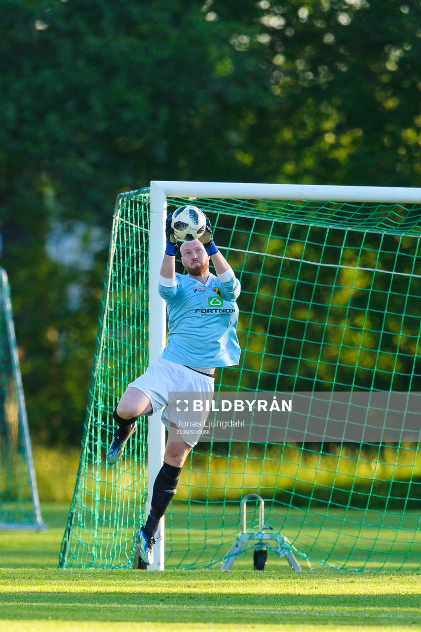 Räppes målvakt Jonathan Lindahl fångar en boll