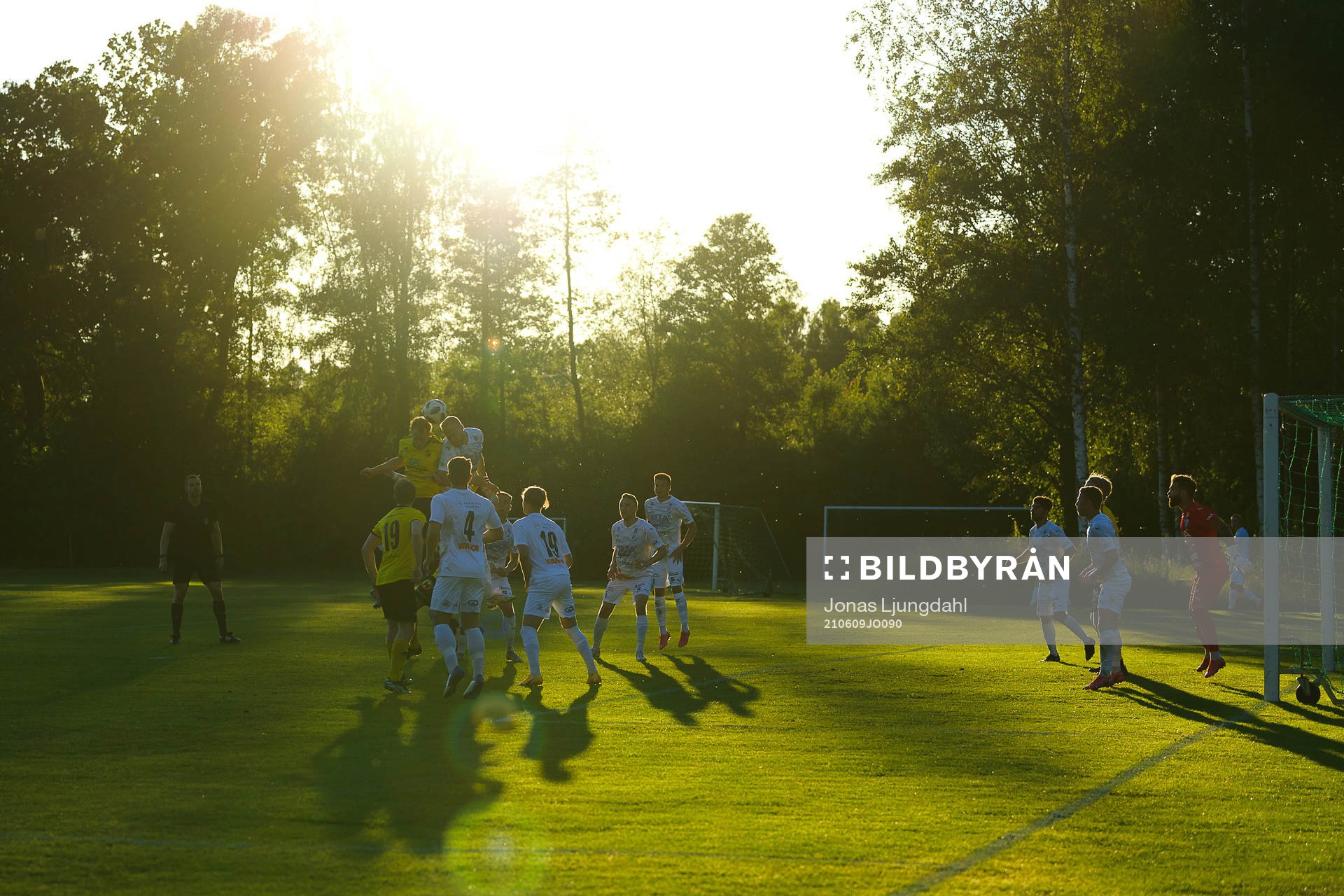 Kamp framför Bergas målvakt Oscar Johansson
