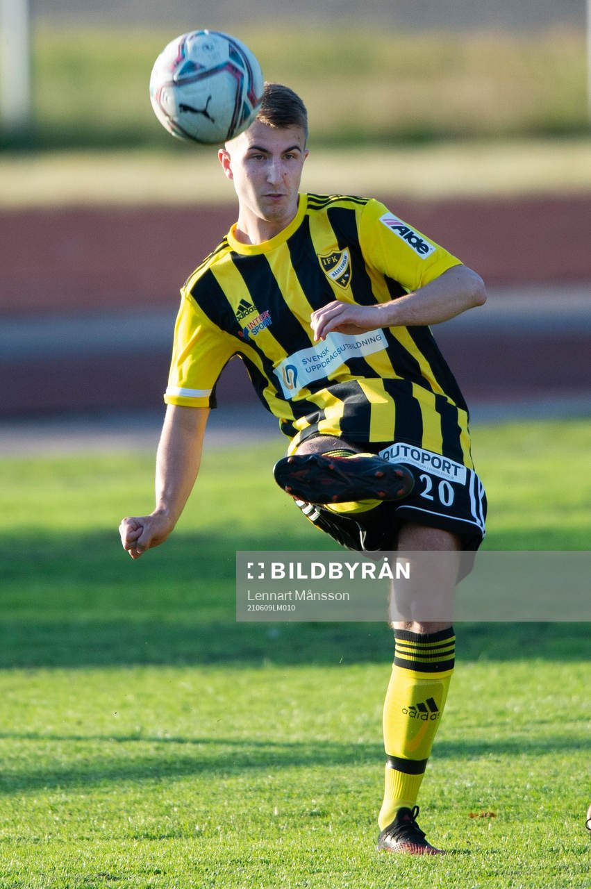 IFK Hässleholms Isak Olsson i matchen i division 2 Södra