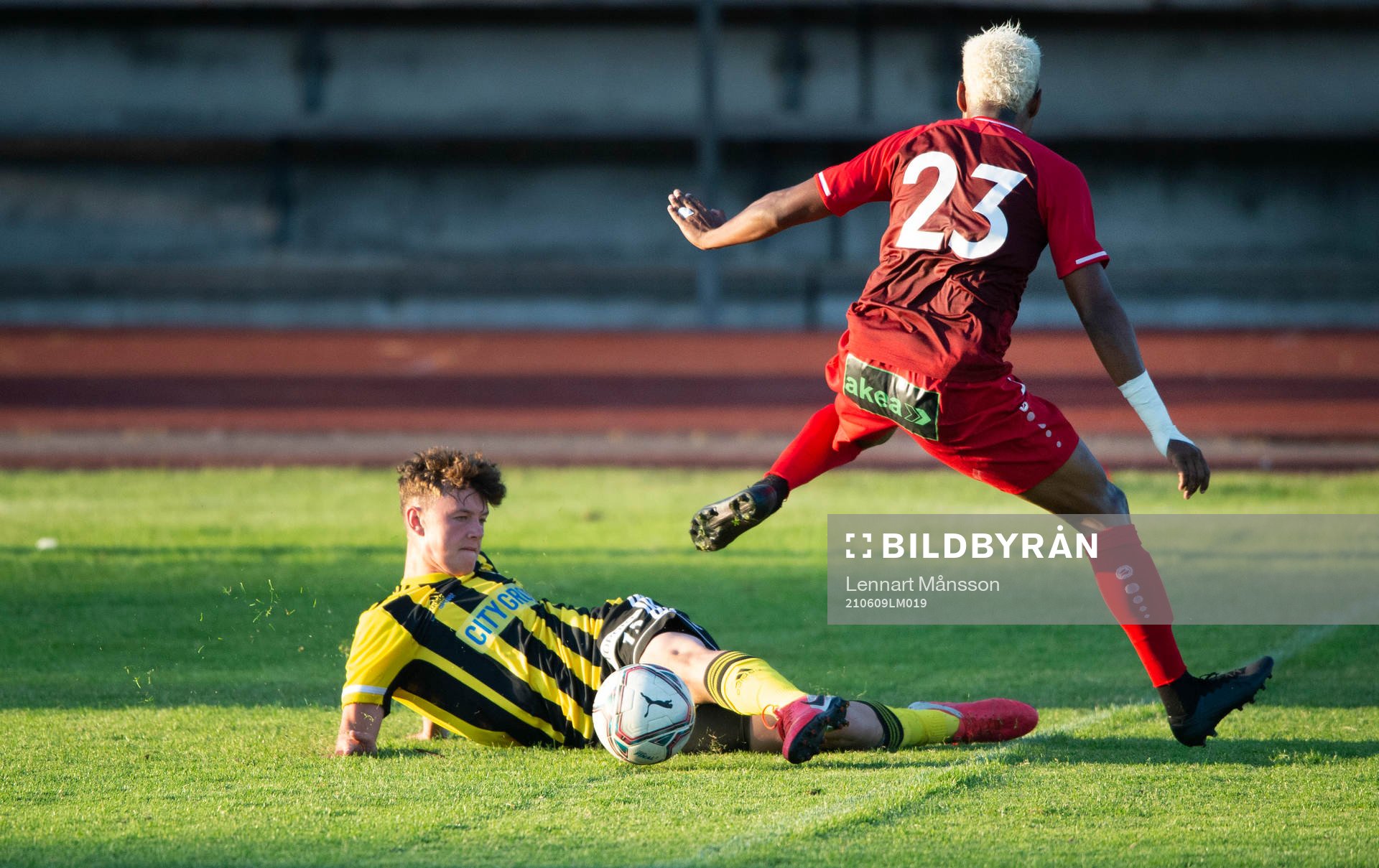 IFK Hässleholms Max Nilsson (född 2005)glidtacklar i matchen i division 2 Södra Götaland mellan Prespa Birlik och IFK Hässleholm i Hässleholm 9 juni 2021.
