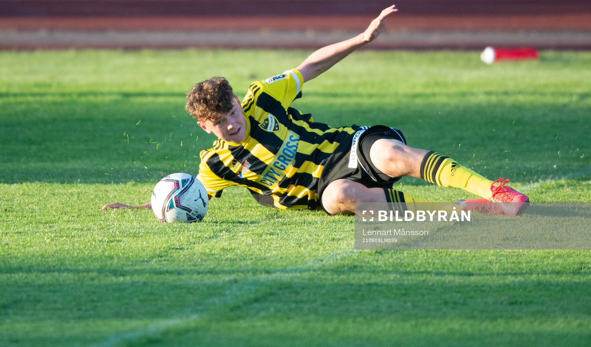 IFK Hässleholms Carl Lundahl Persson Max Nilsson i matchen i division 2 Södra Götaland mellan Prespa Birlik och IFK Hässleholm i Hässleholm 9 juni 2021.