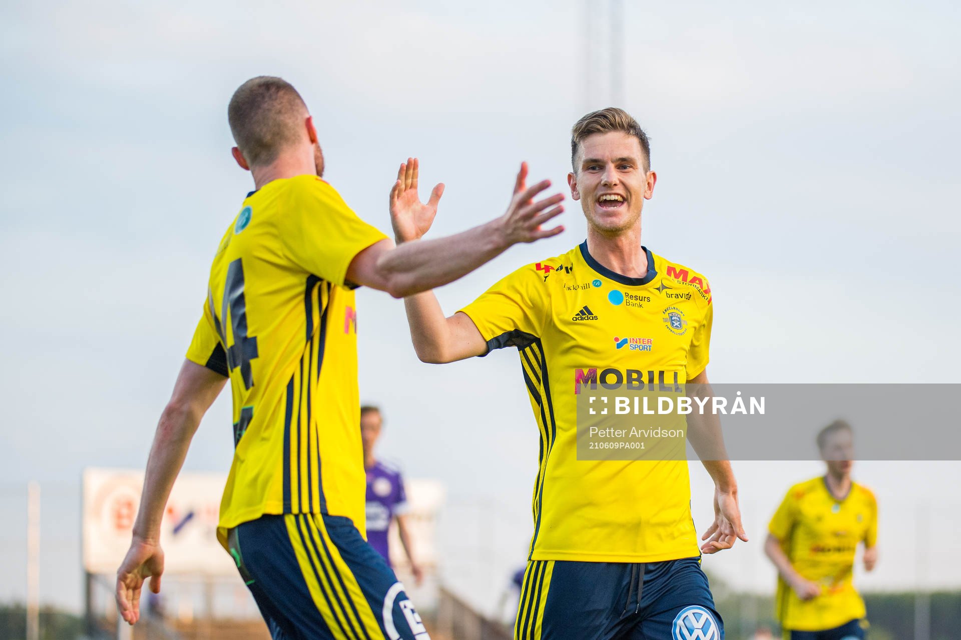 Ängelholms Anton Kinnander jublar med Niklas Svensson efter 2-0 målet under fotbollsmatchen i Division 2 mellan Ängelholm och Tord den 9 juni 2021 i Ängelholm.