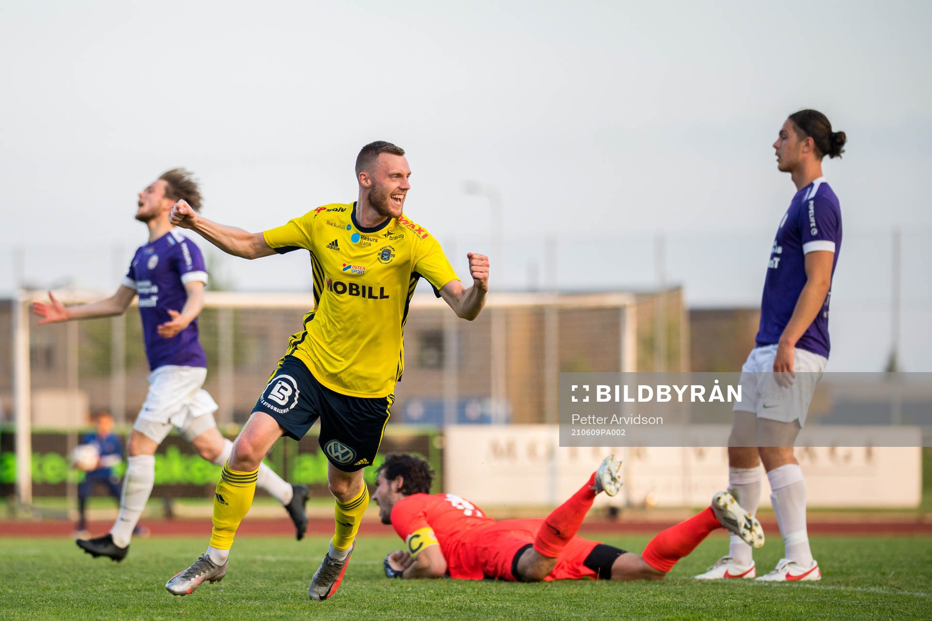 Ängelholms Anton Kinnander jublar efter sitt 2-0 mål under fotbollsmatchen i Division 2 mellan Ängelholm och Tord den 9 juni 2021 i Ängelholm.