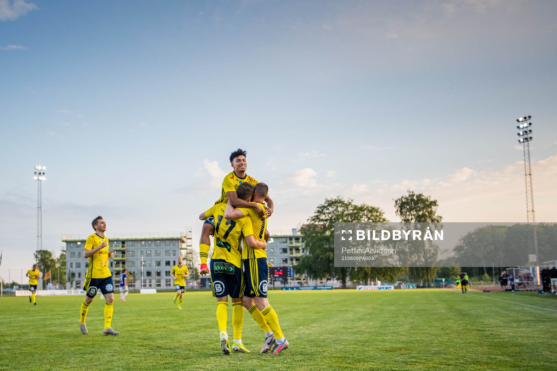 Ängelholms Othmane Salama jublar med Anton Kinnander och