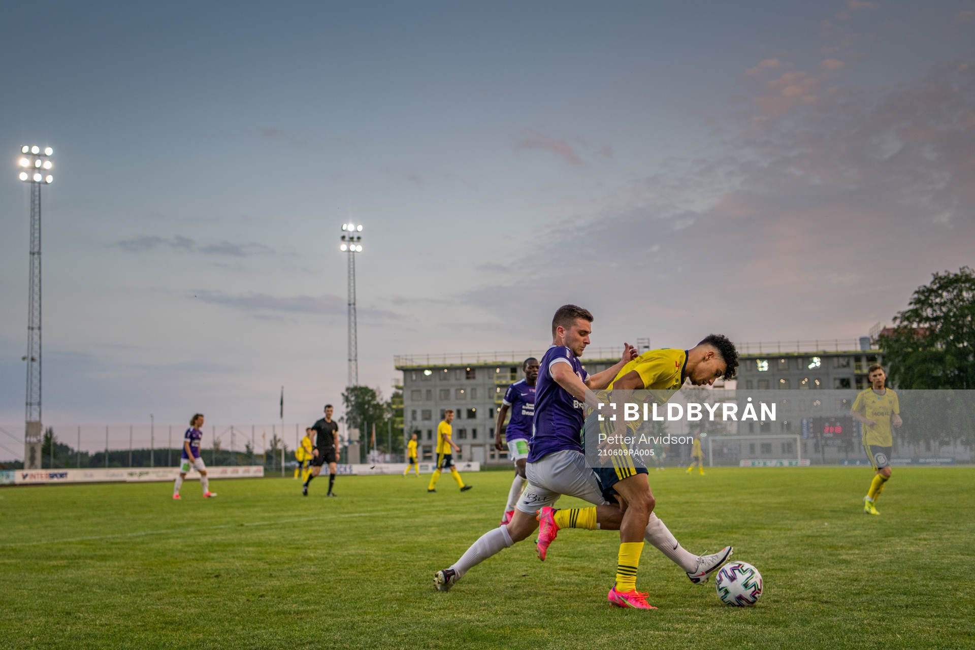 Tords Erik Watson och Ängelholms Othmane Salama under fotbollsmatchen i Division 2 mellan Ängelholm och Tord den 9 juni 2021 i Ängelholm.
