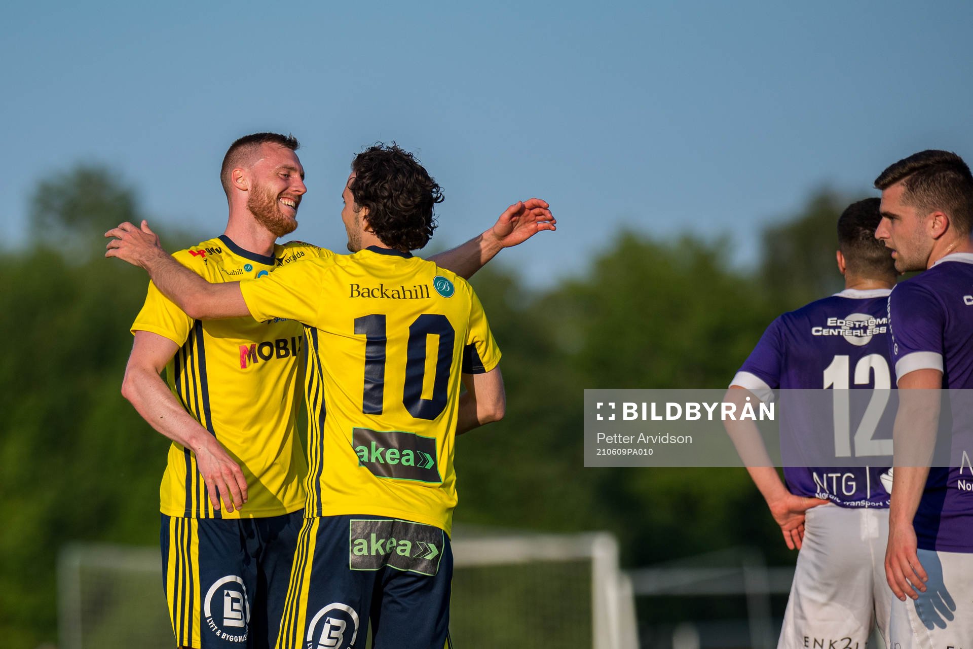 Ängelholms Anton Kinnander och William Kvist jublar efter 1-0 under fotbollsmatchen i Division 2 mellan Ängelholm och Tord den 9 juni 2021 i Ängelholm.