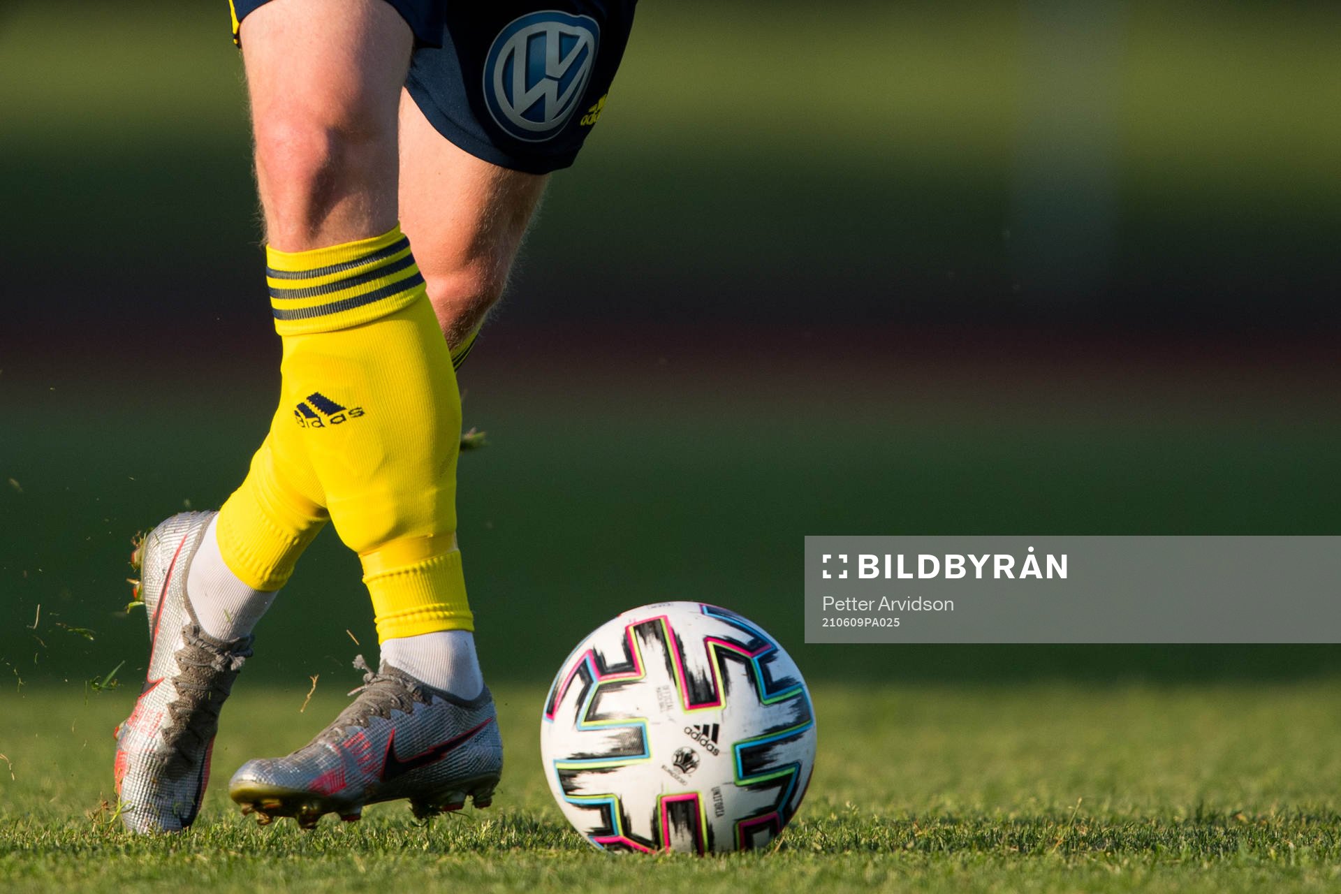 En spelare driver fram bollen under fotbollsmatchen i Division 2 mellan Ängelholm och Tord den 9 juni 2021 i Ängelholm. 
