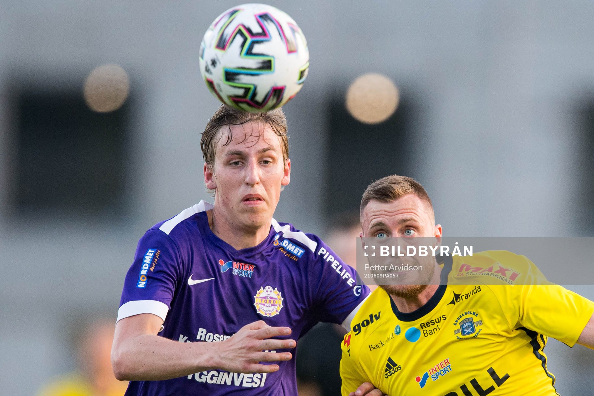 Tords Emil Holmberg och Ängelholms Anton Kinnander under fotbollsmatchen i Division 2 mellan Ängelholm och Tord den 9 juni 2021 i Ängelholm.