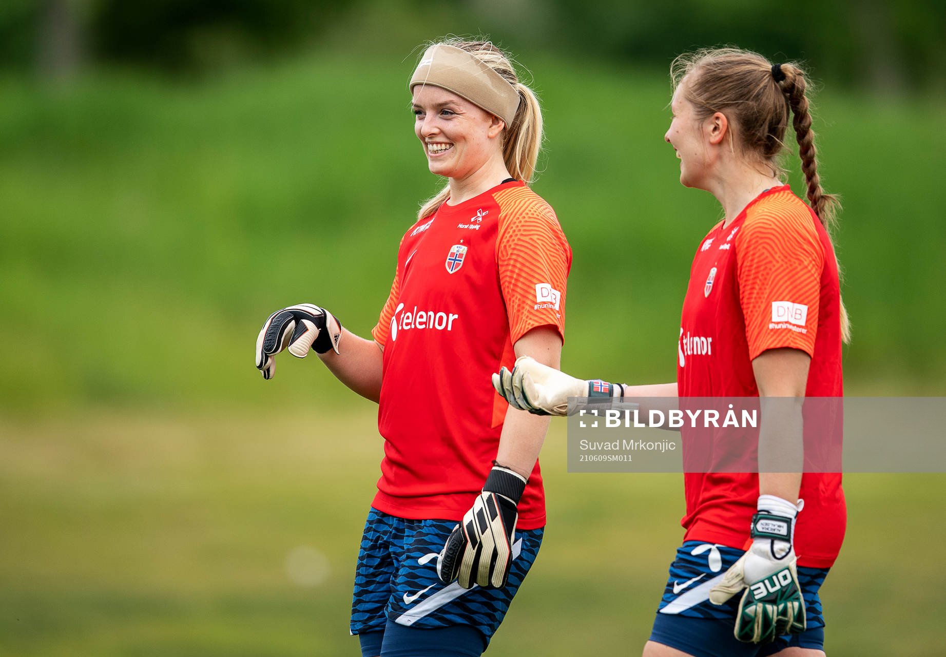Goalkeepers Guro Pettersen and Aurora Mikalsen of the