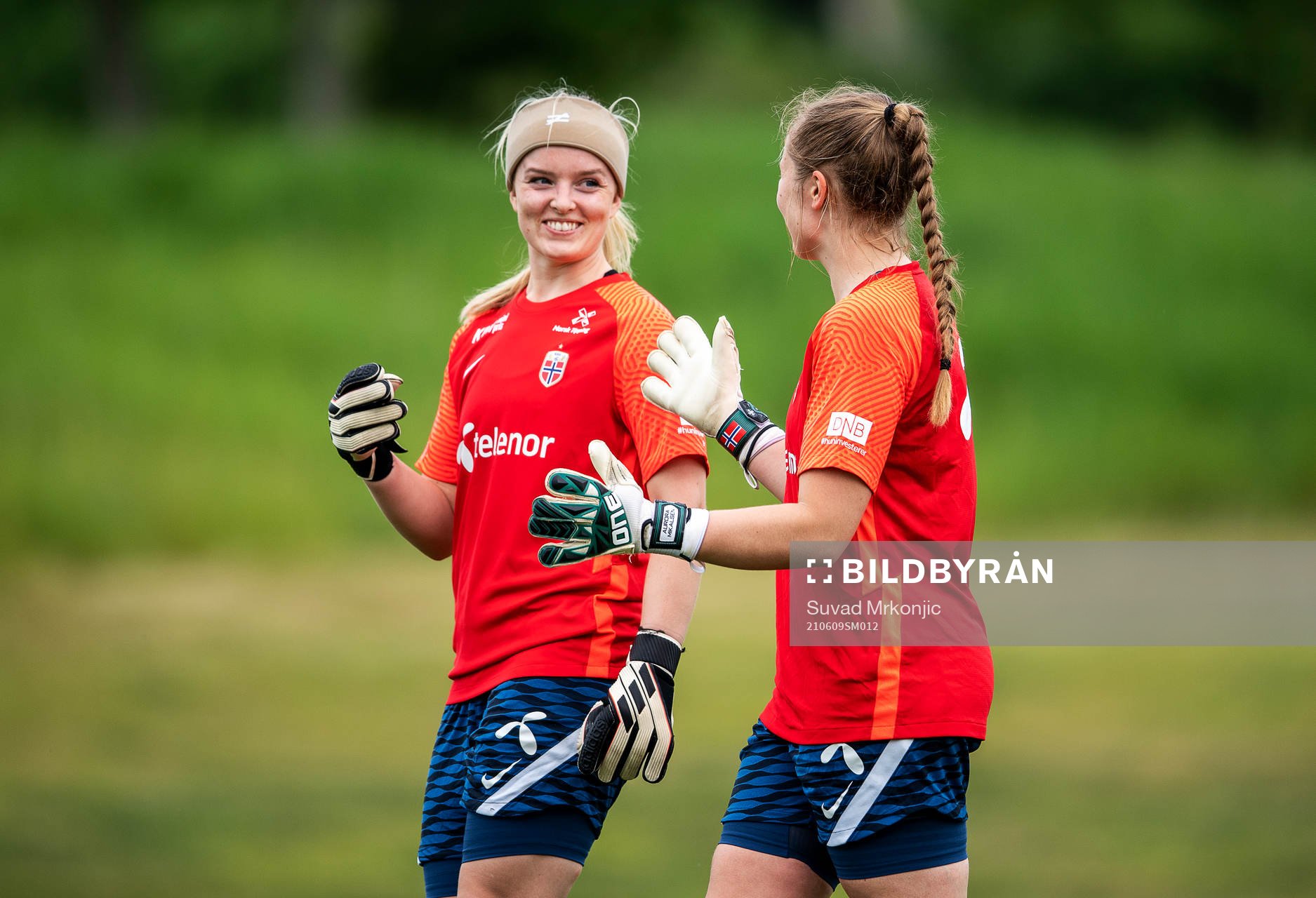 Goalkeepers Guro Pettersen and Aurora Mikalsen of the