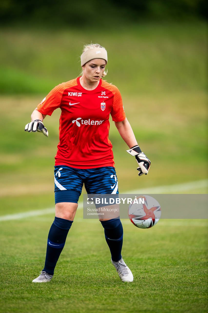 Goalkeeper Guro Pettersen of the Norwegian women’s