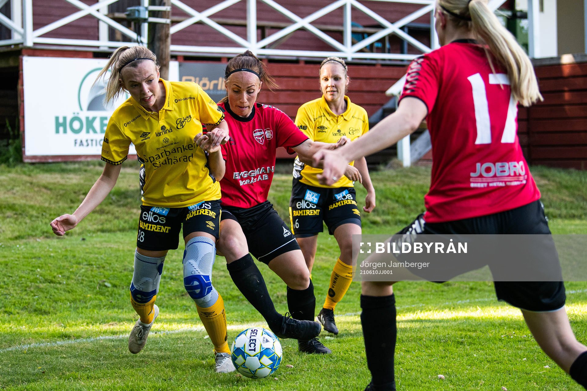 Elfsborgs Maja Wrångemyr och Södra vings Martina