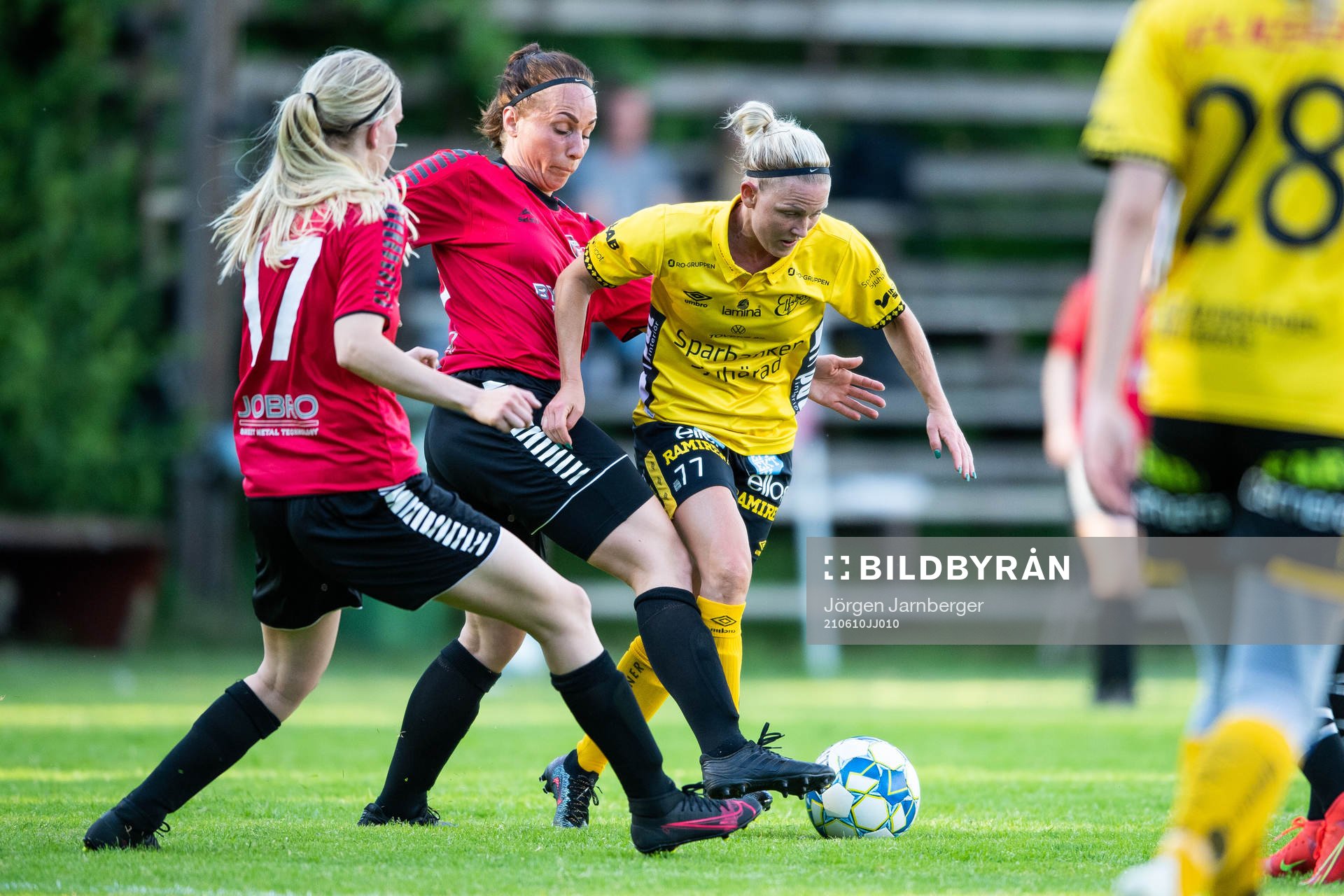 Elfsborgs Sara Jardving i kamp med Södra vings Liselott Nilsson och Martina Wennergren under träningsmatchen i fotboll mellan Södra ving och Elfsborg den 10 juni 2021 i Hökerum.