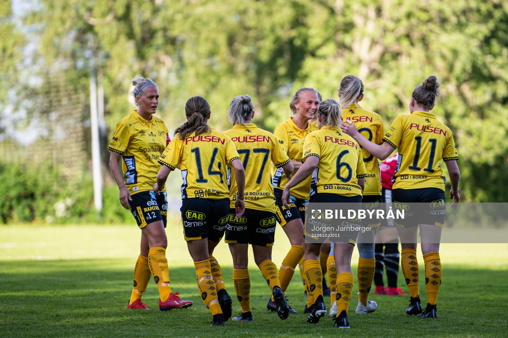 Elfsborgs spelare jublar efter mål under träningsmatchen i fotboll mellan Södra ving och Elfsborg den 10 juni 2021 i Hökerum.