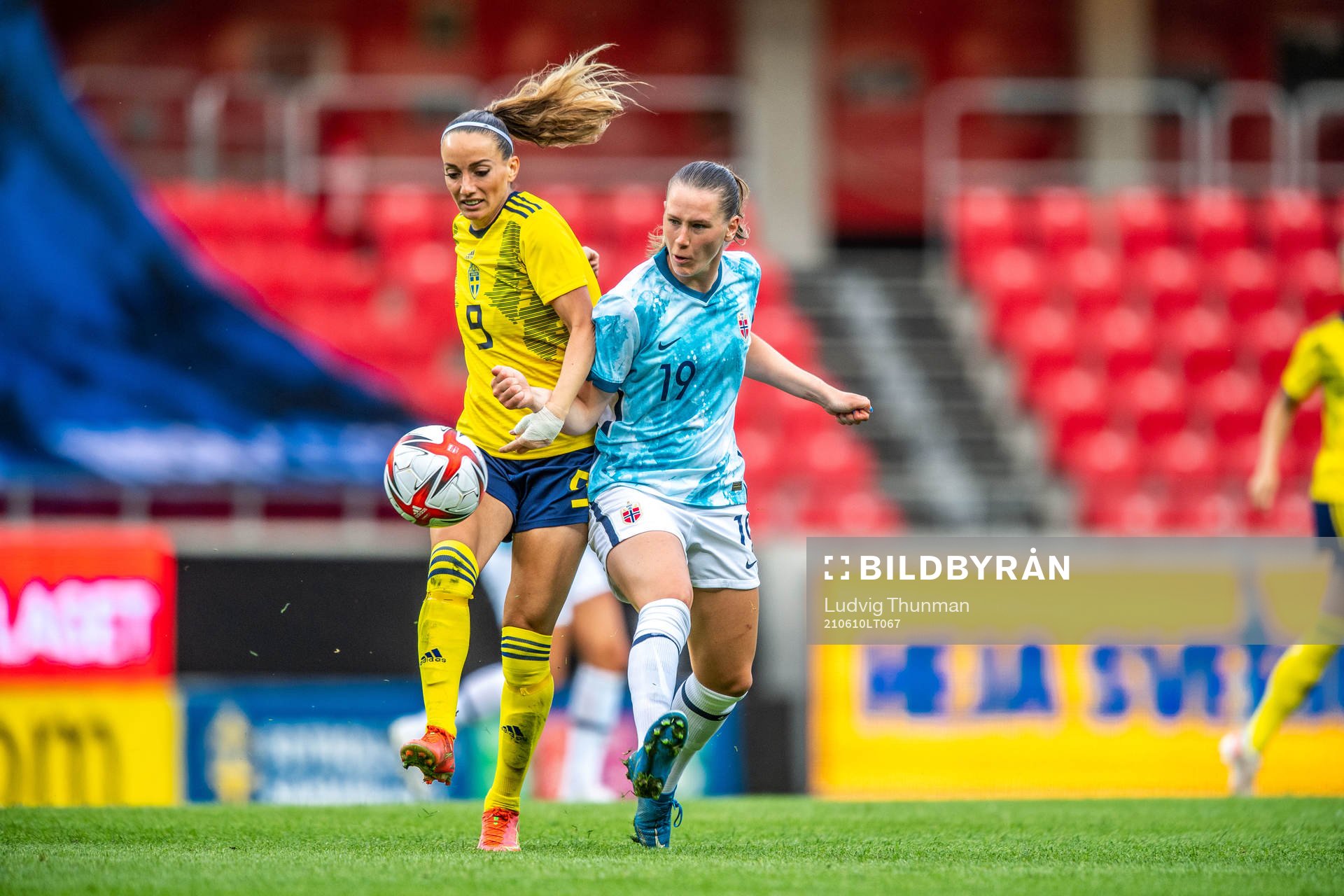 Kosovare Asllani of Sweden and Elisabeth Terland of Norway