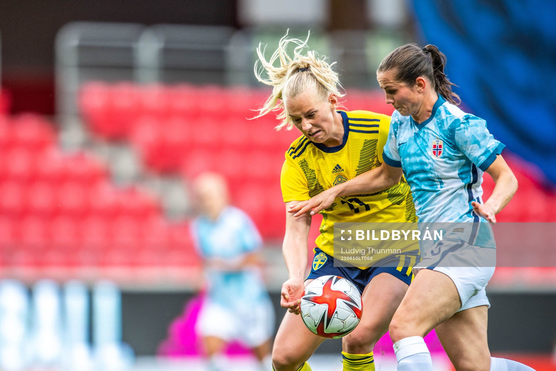 Stina Blackstenius of Sweden and Julie Blakstad of Norway