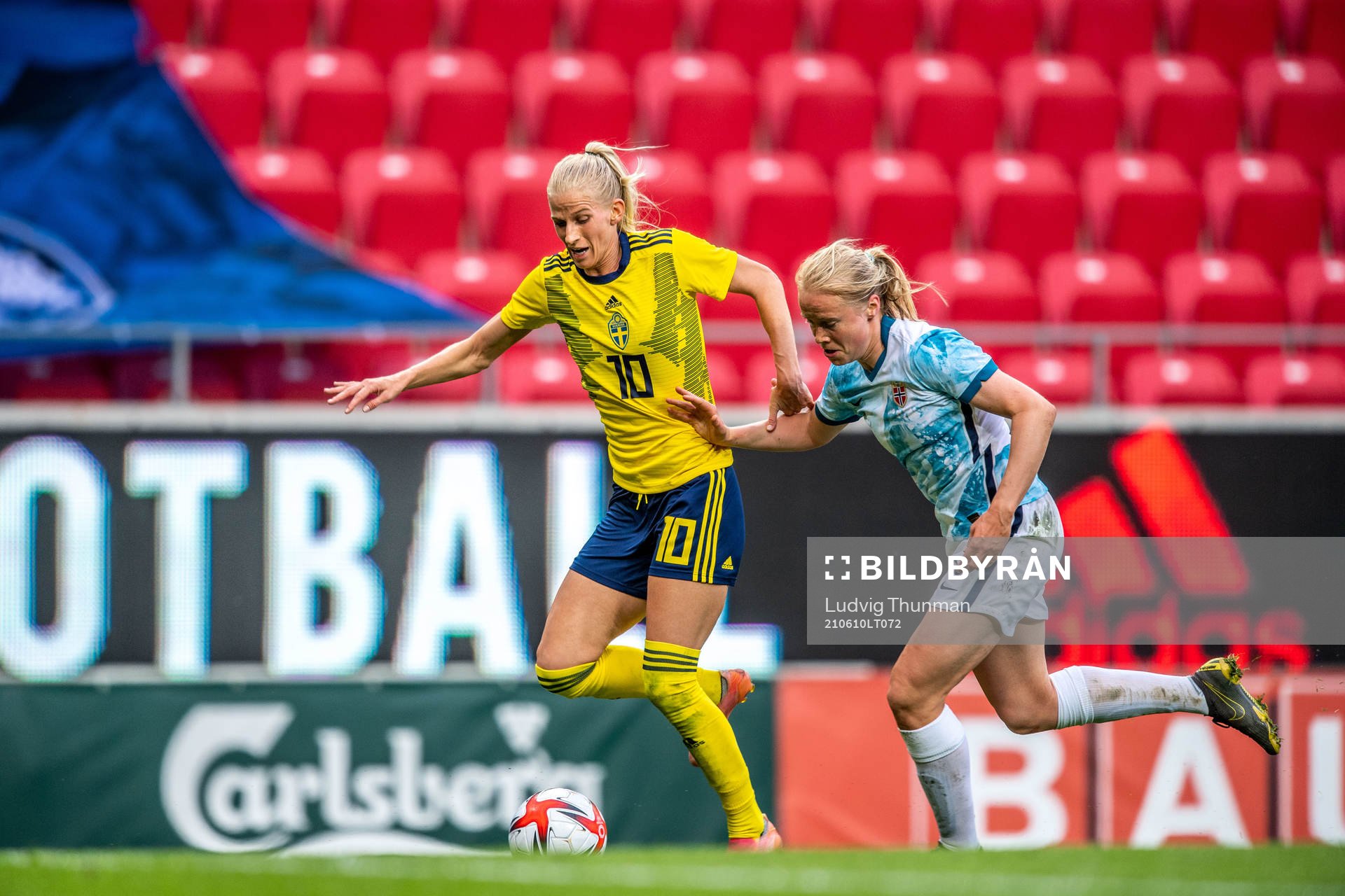 Sofia Jakobsson of Sweden and Julie Blakstad of Norway