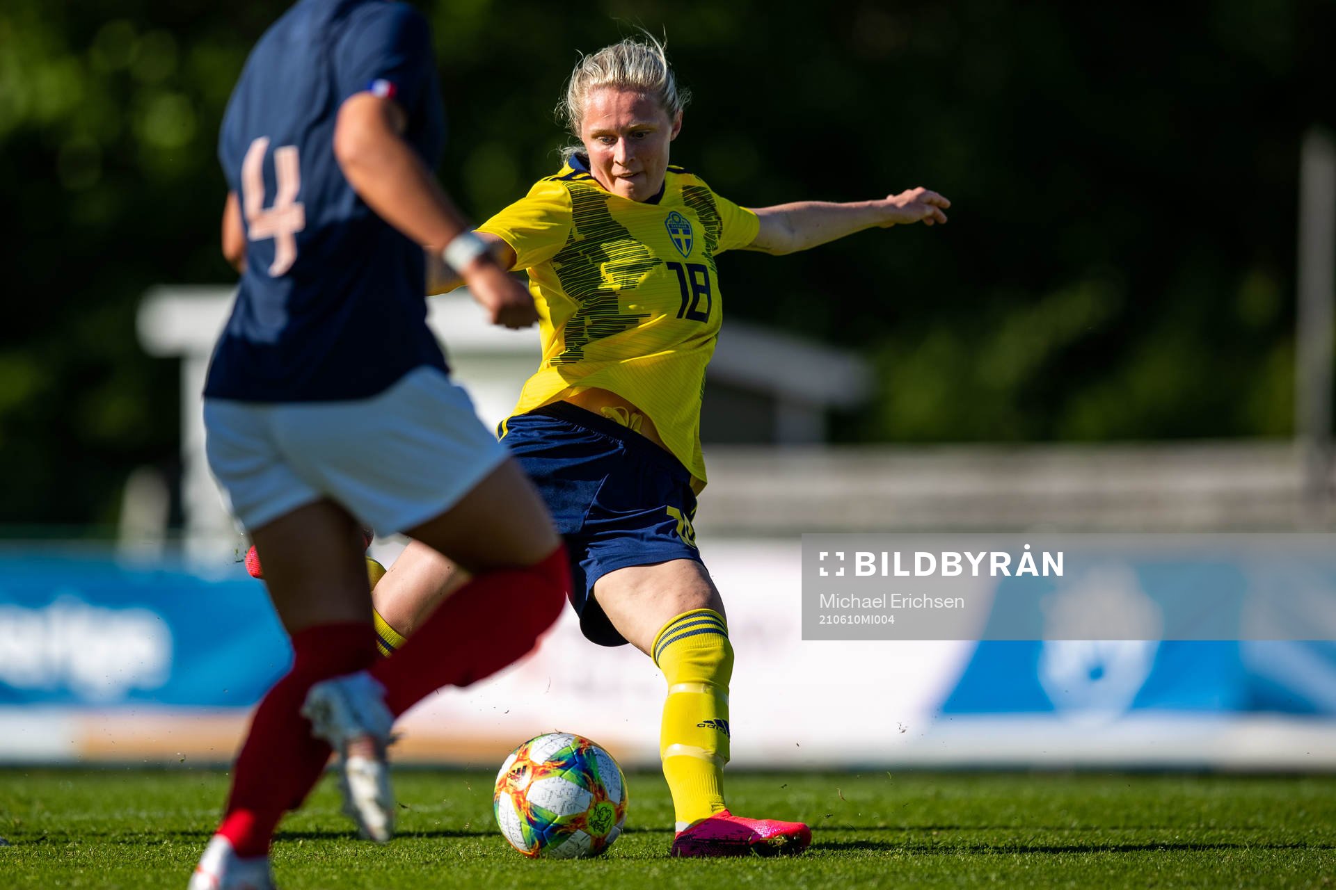 Sveriges Emilia Larsson skjuter 1-0