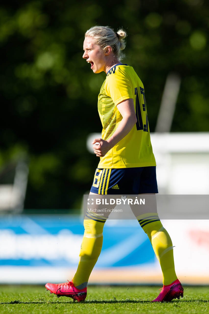 Sveriges Emilia Larsson jublar