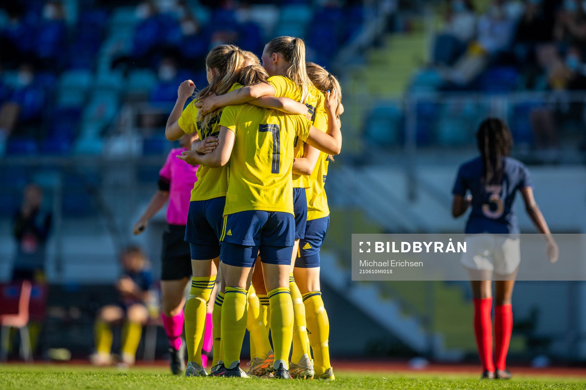Sveriges Ellen Wangerheim jublar efter 2-0 under fotbollsmatchen i mellan Sverige och Frankrike den 10 juni 2021 i Uddevalla. 