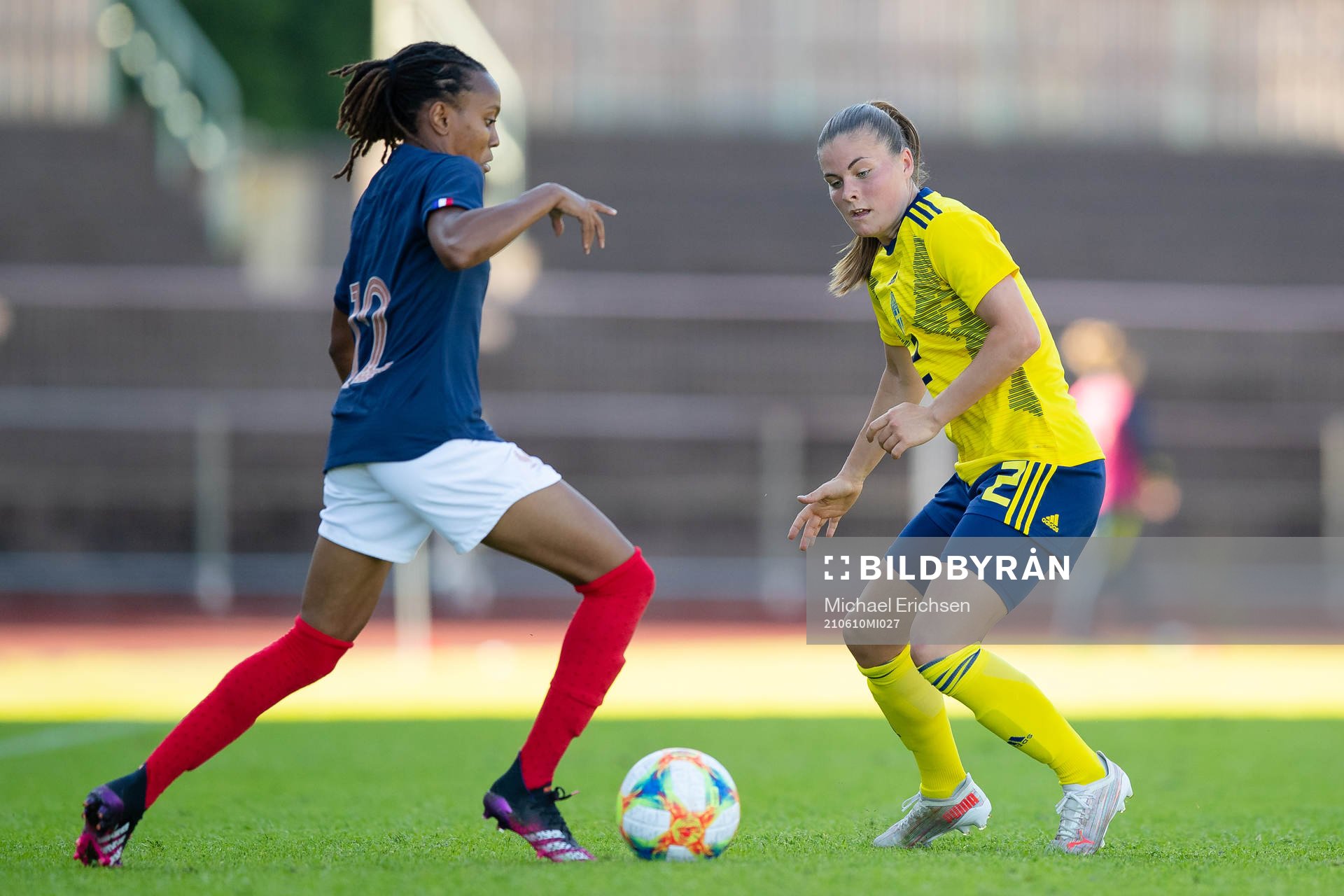 Frankrikes Emelyne Laurent och Sveriges Hanna Wijk under fotbollsmatchen i mellan Sverige och Frankrike den 10 juni 2021 i Uddevalla . 