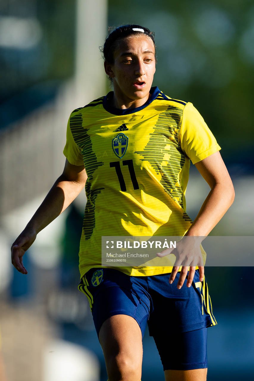 Sveriges Rusul Rosa Kafaji under fotbollsmatchen i mellan Sverige och Frankrike den 10 juni 2021 i Uddevalla . 
