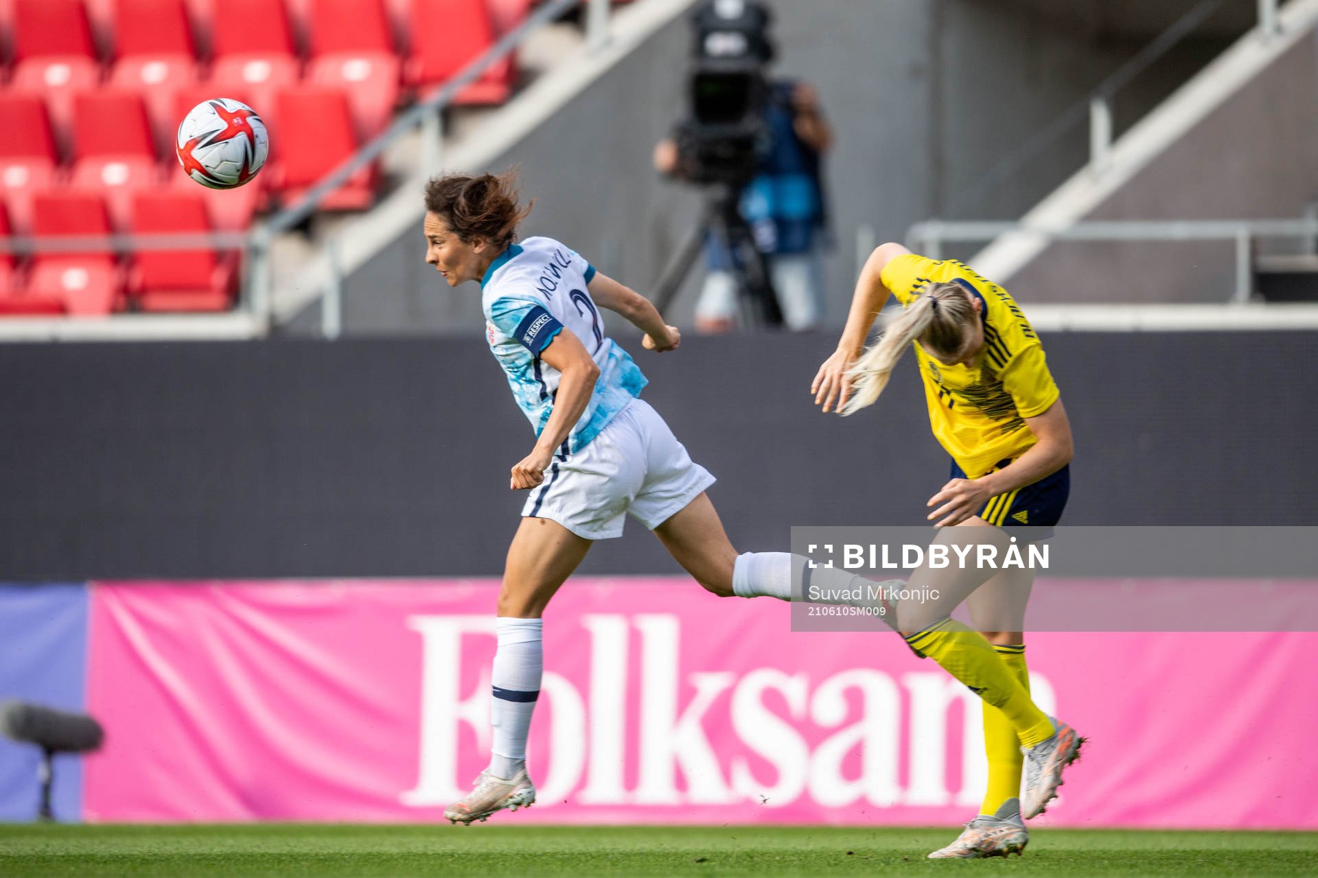 Ingrid Moe Wold of Norway and Caroline Seger of Sweden