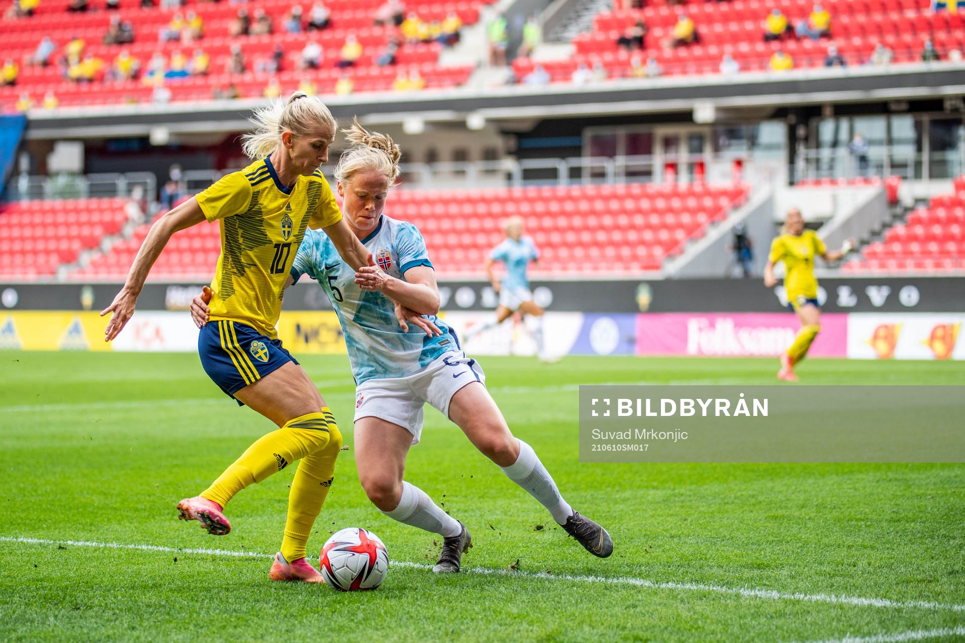 Sofia Jakobsson of Sweden and Julie Blakstad of Norway