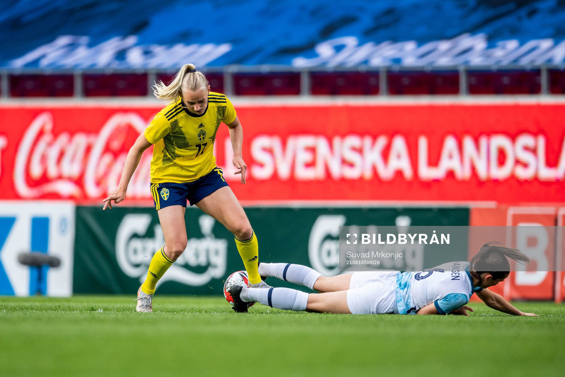 Stina Blackstenius of Sweden and Tuva Hansen of Norway