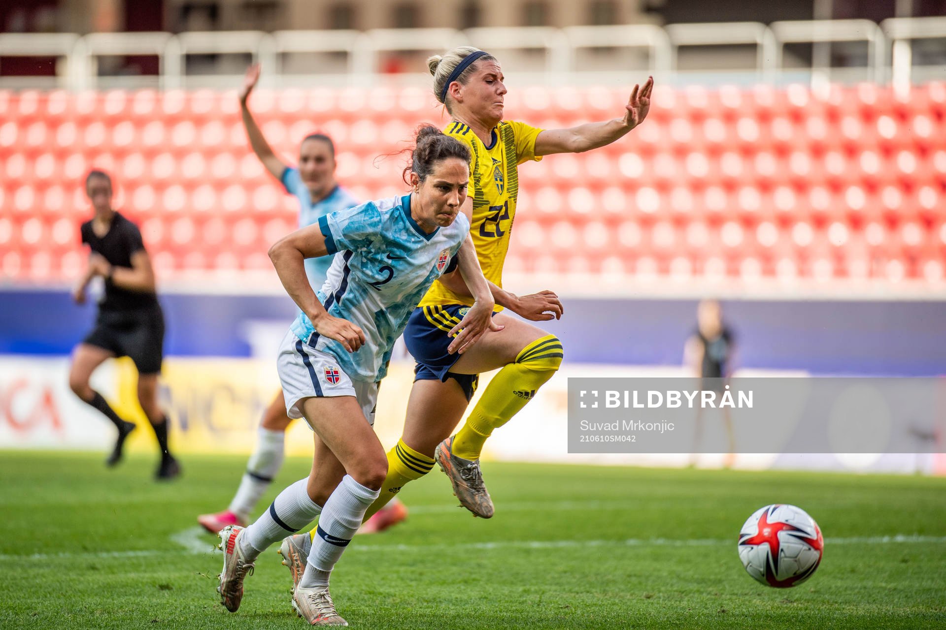 Ingrid Moe Wold of Norway and Olivia Schough of Sweden