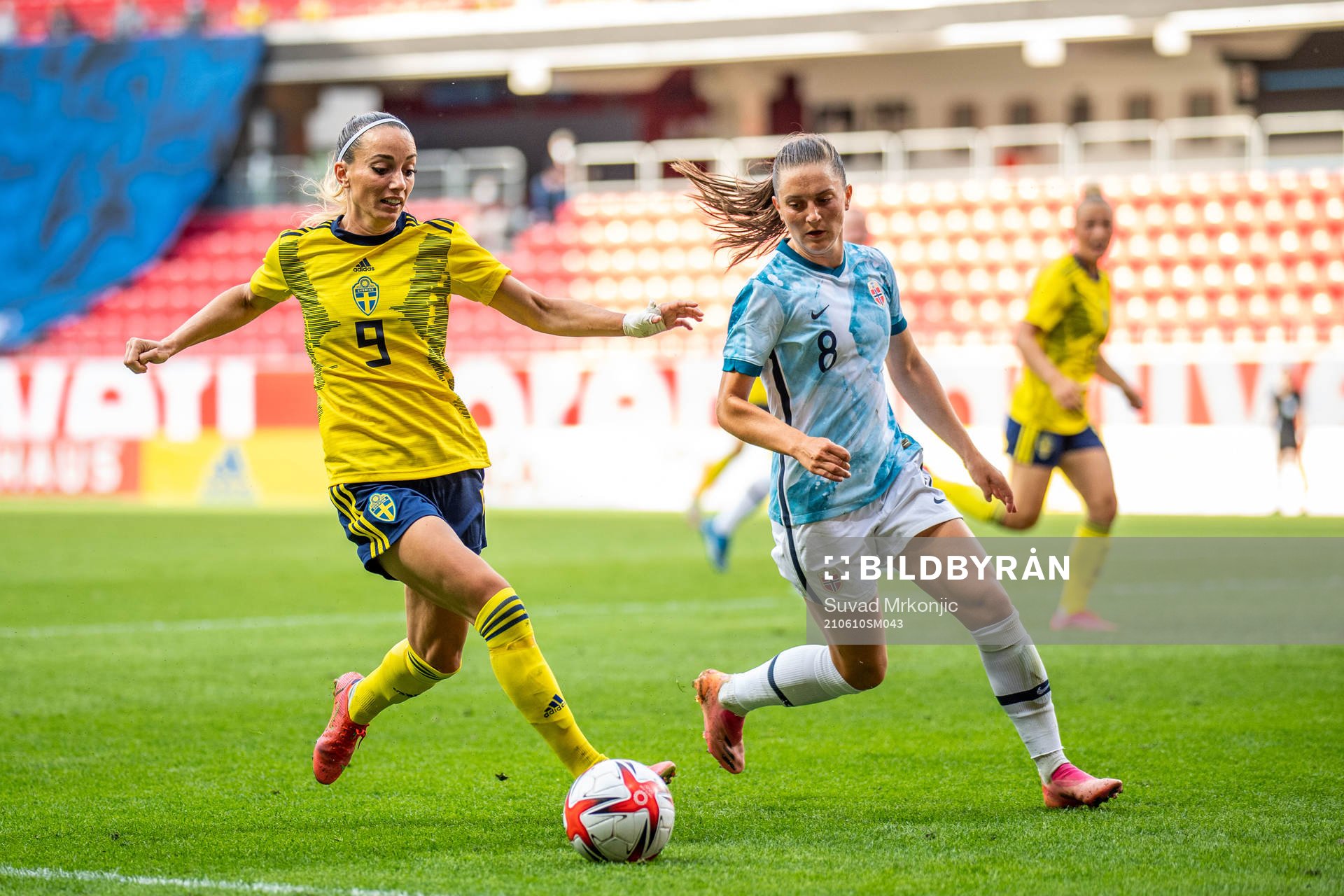 Kosovare Asllani of Sweden and Vilde Bøe Risa of Norway